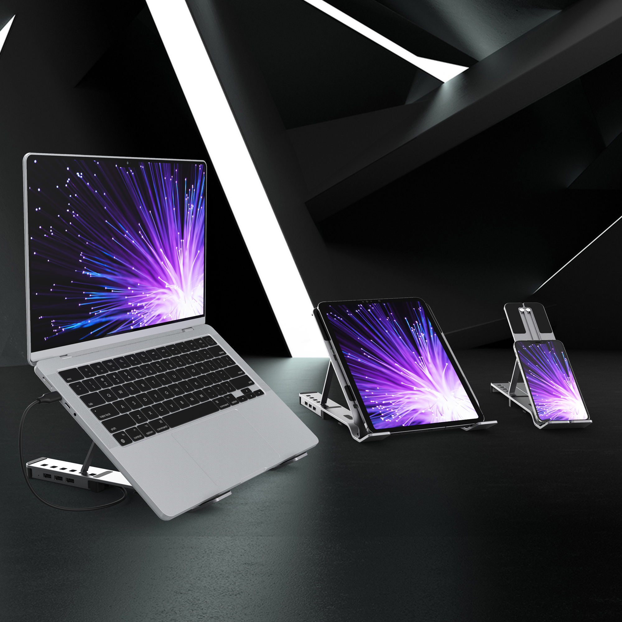 Mehrere Geräte auf Ständern. Es gibt einen Laptop, ein Tablet und ein Smartphone.