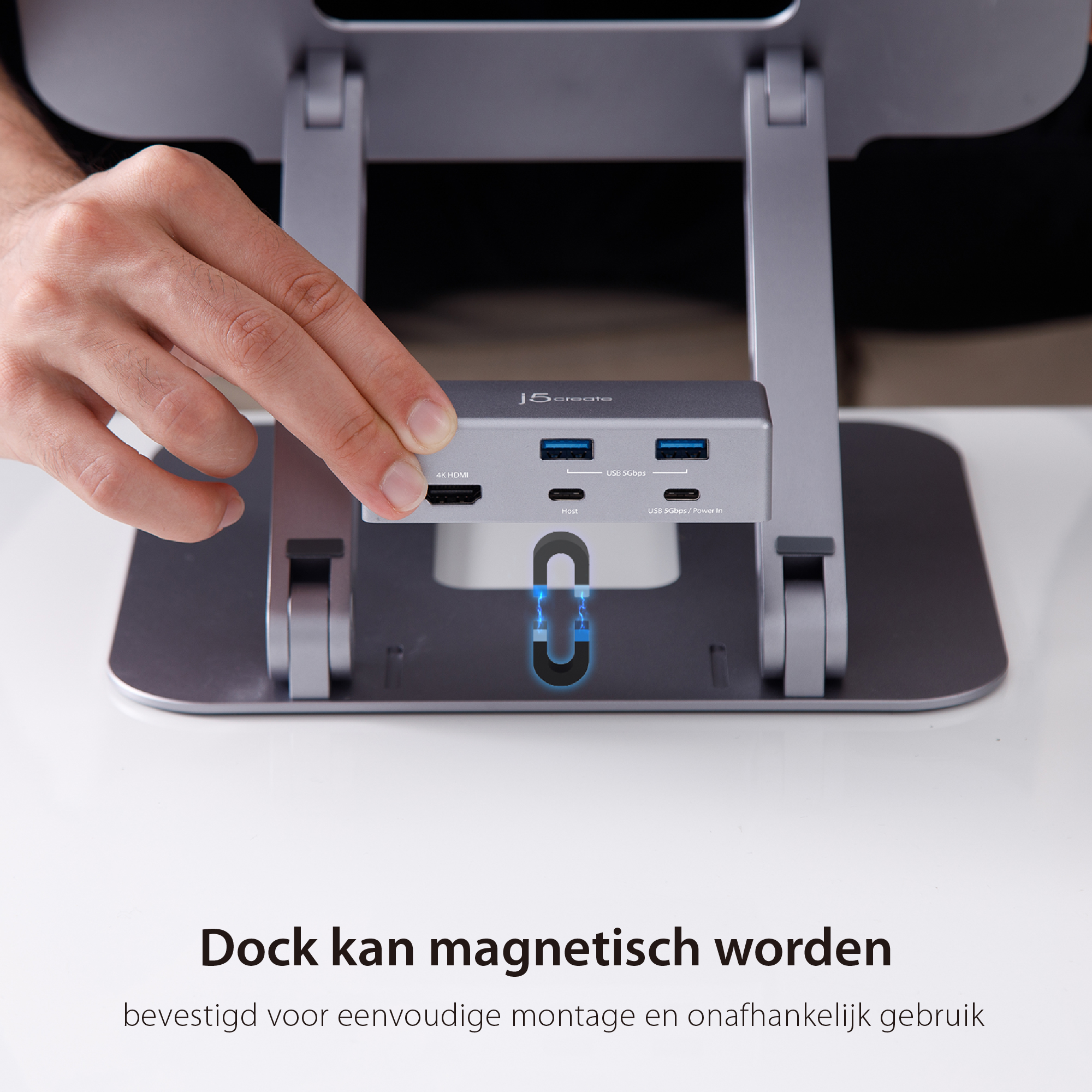 Laptopständer mit USB-Hub, eine Hand berührt den Hub. Text: 'Dock kan magnetisch worden'.