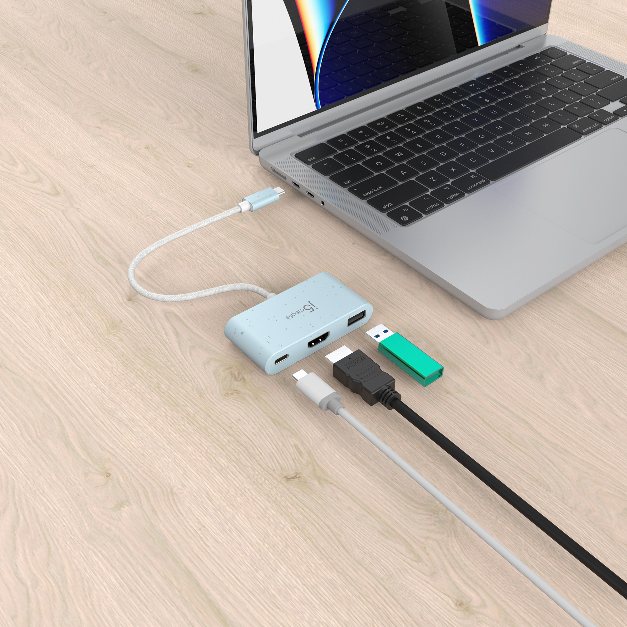 Laptop, USB-Hub, USB-Stick und Kabel auf Holzoberfläche.