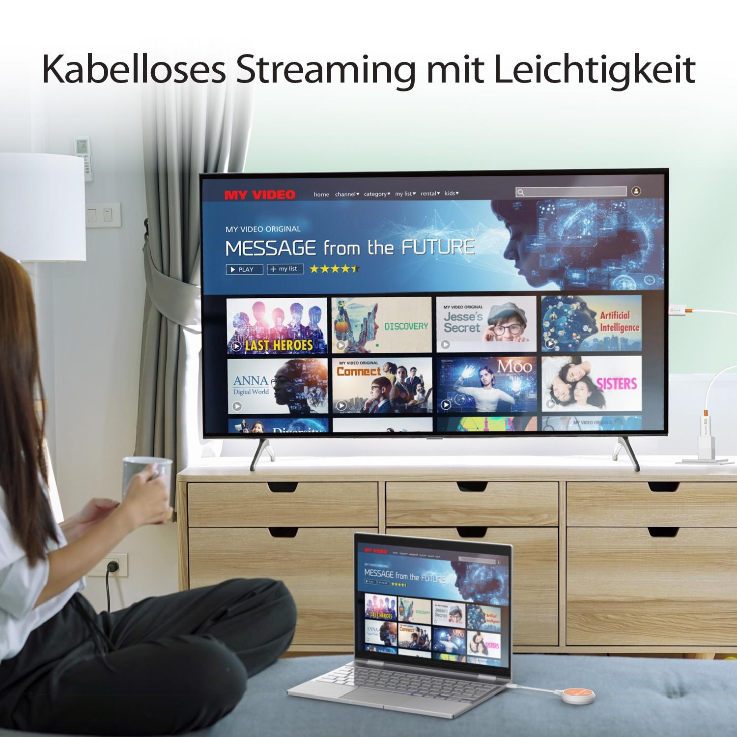 Frau schaut fern. Ein Laptop steht auf dem Tisch. Der Bildschirm zeigt Streaming.