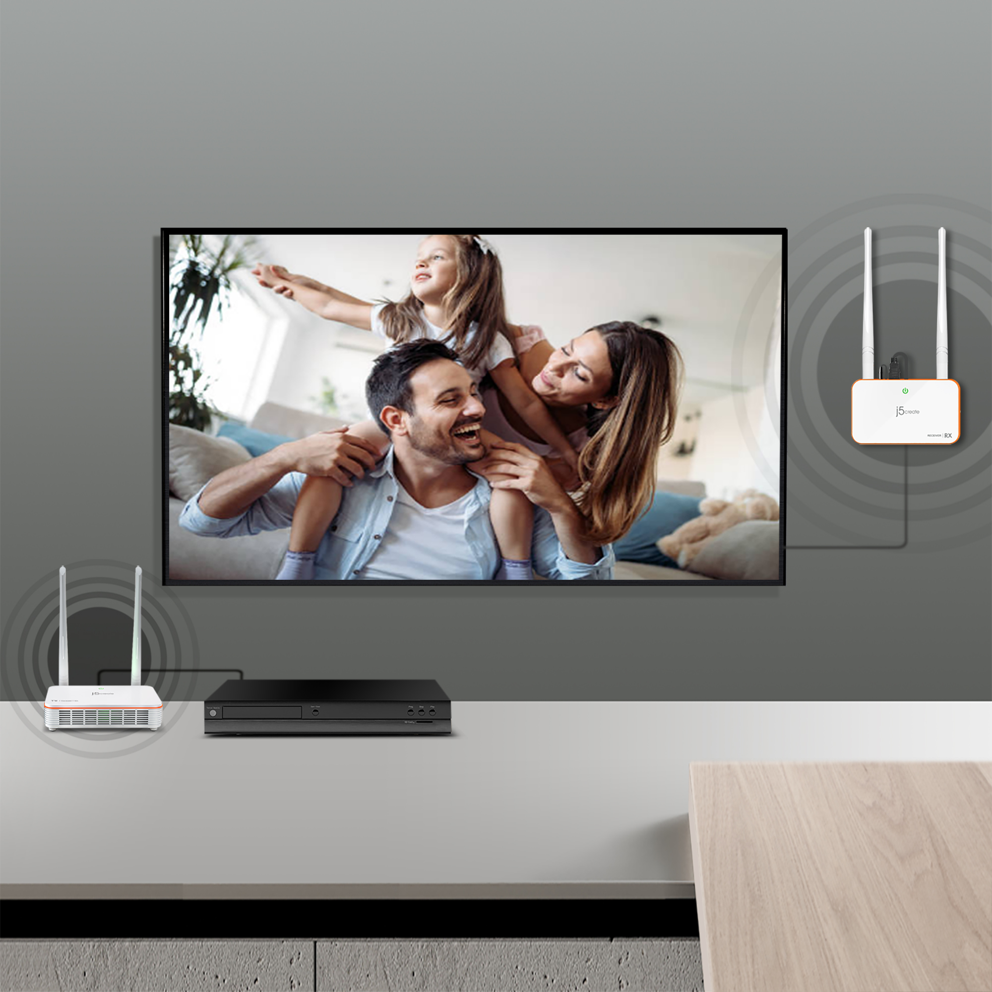 Eine Familie schaut fern. Ein Router steht neben dem Fernseher und ein weiterer links.