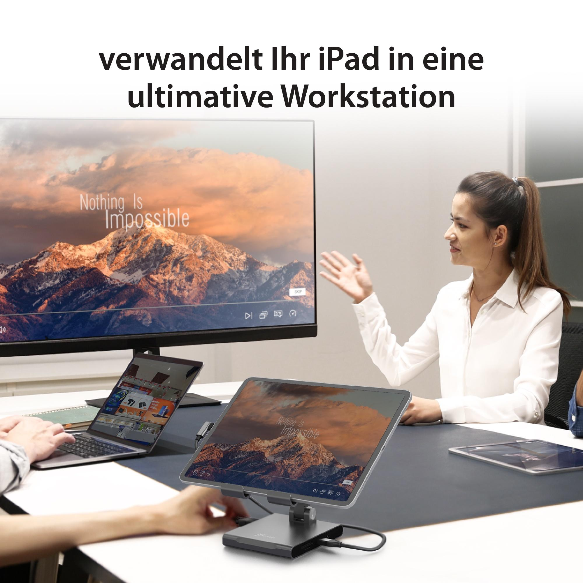 Eine Frau präsentiert einer Gruppe von Leuten. Ein iPad ist vor ihr aufgebaut.