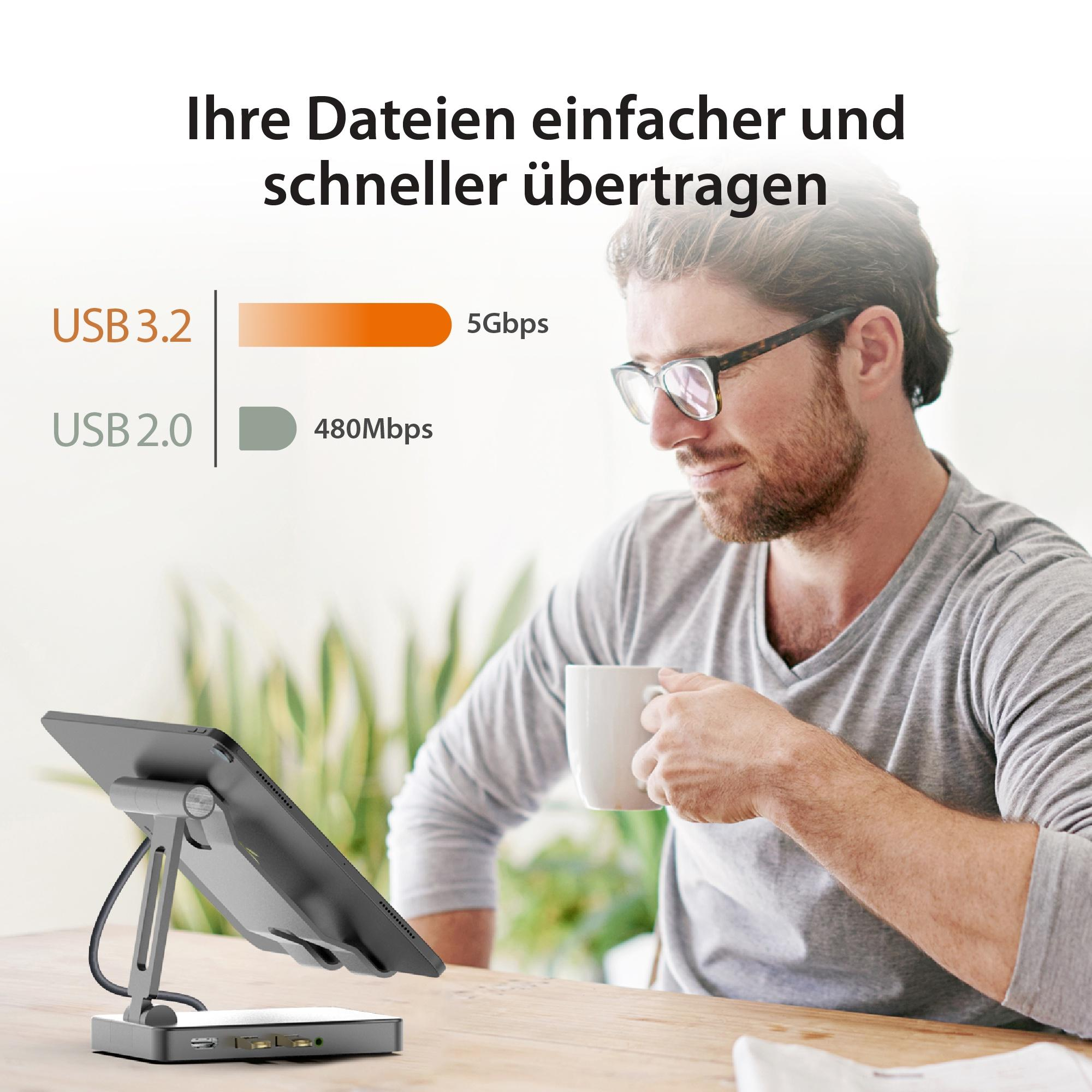 Ein Mann mit Brille hält eine Tasse und schaut auf einen Ständer mit einem Tablet. Der Hintergrund hat Text und Balken.