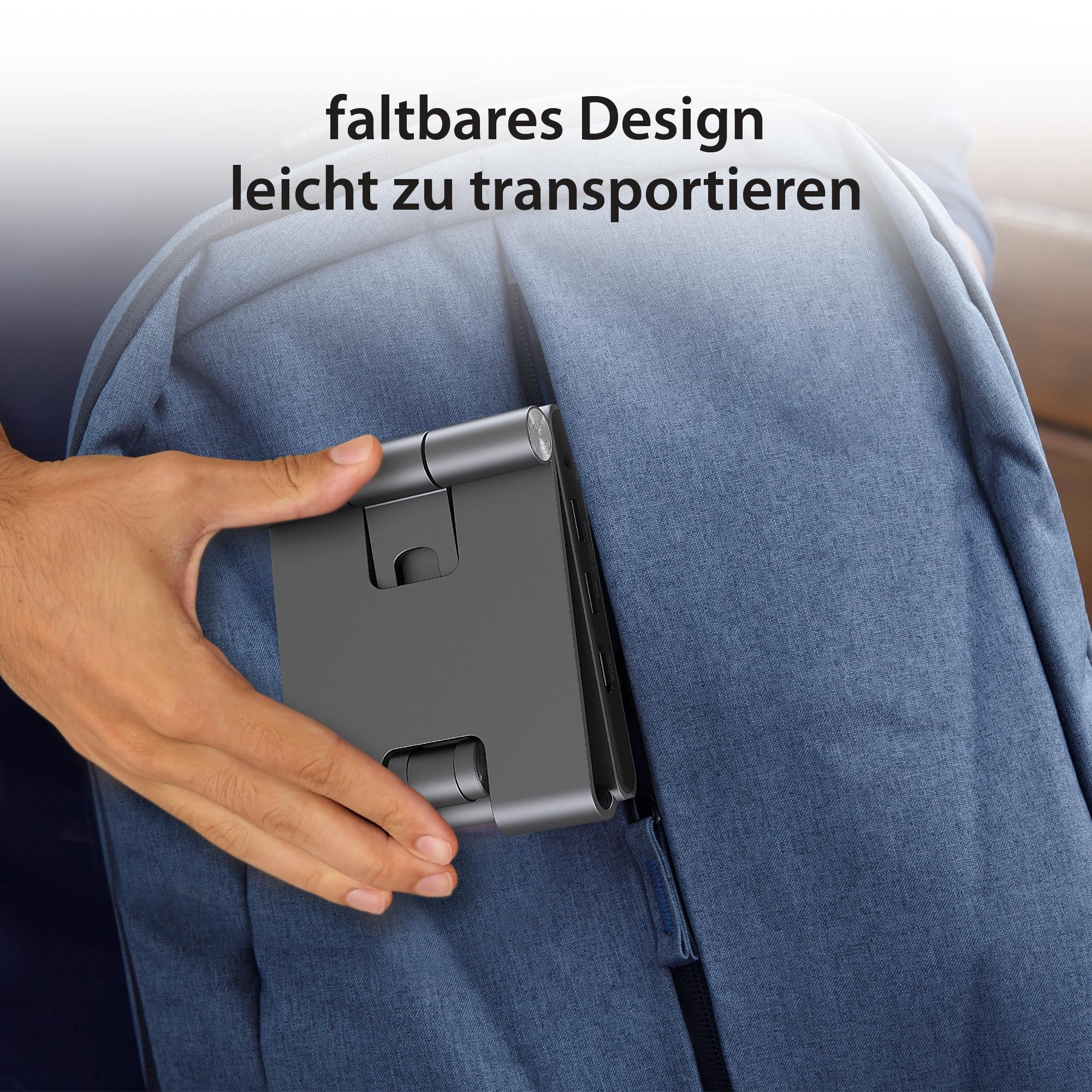 Eine Hand legt einen grauen Tablet-Ständer in einen blauen Rucksack. Der Text lautet: faltbares Design.
