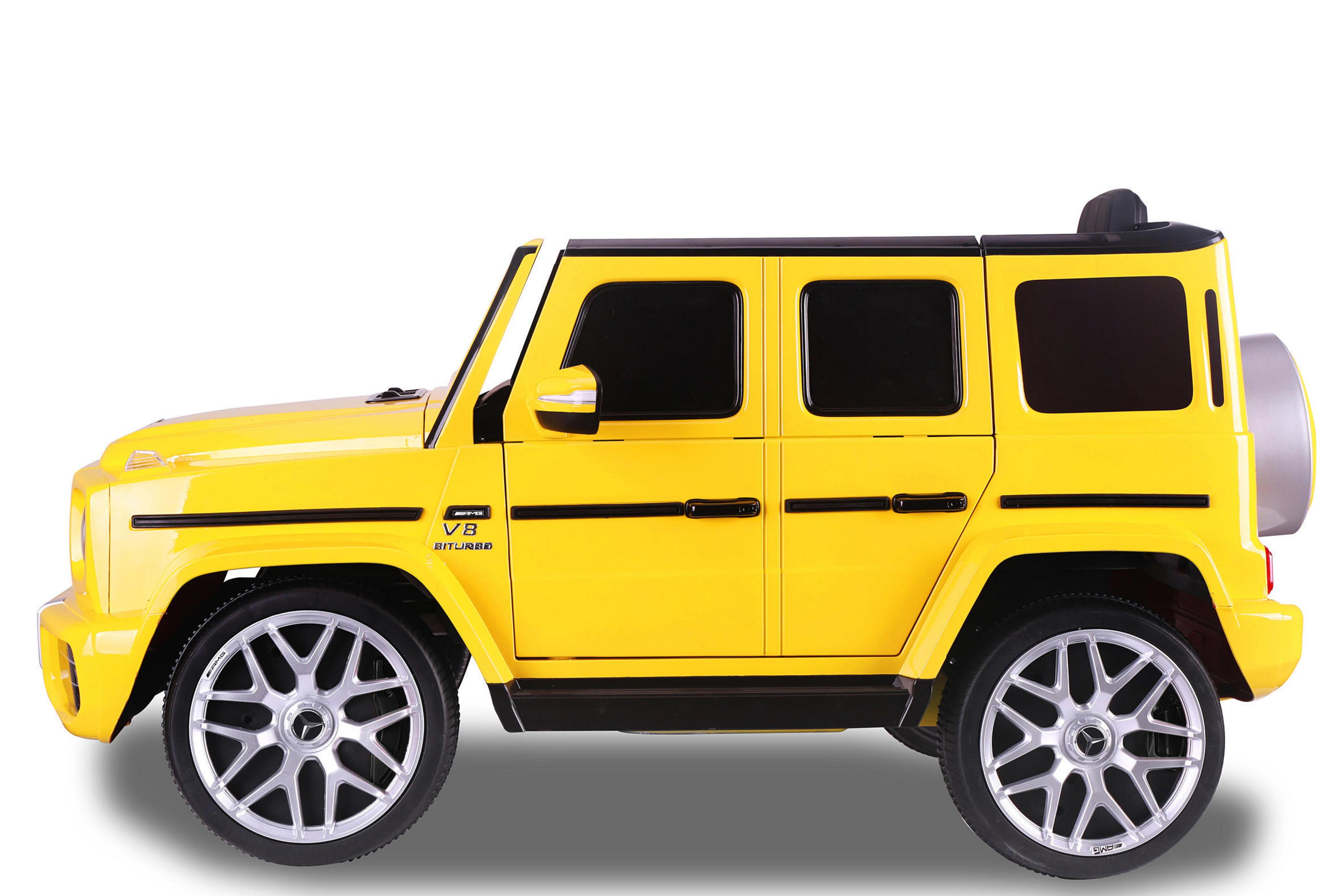 Gelber Spielzeug-SUV mit schwarzen Fenstern und silbernen Rädern, weißer Hintergrund.