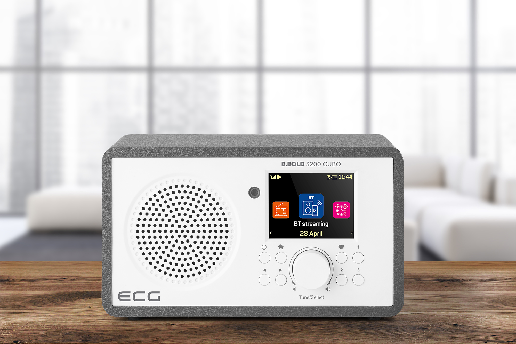 Weißes und graues Radio auf einem Holztisch, Digitalanzeige und Knöpfe.
