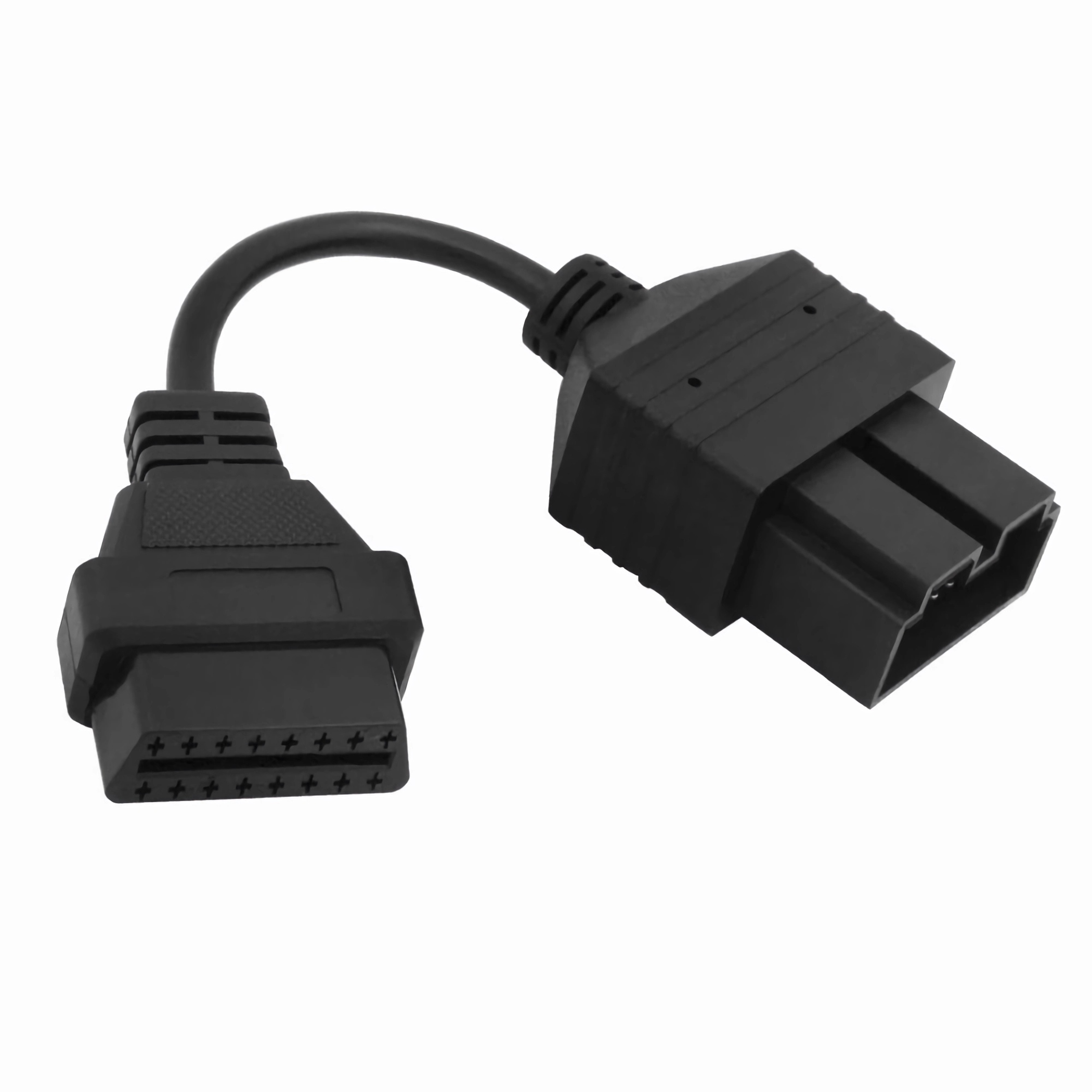 Schwarzes OBD2-Anschlusskabel, abgewinkelt, isoliert auf Weiß. Zwei Stecker sichtbar.