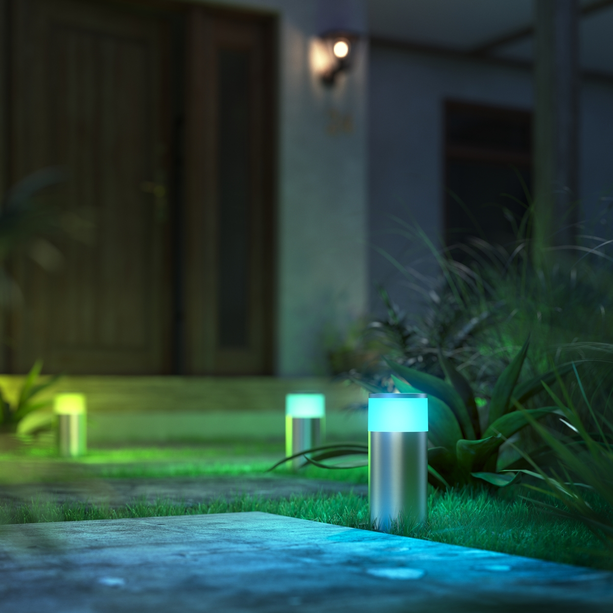Buiten nachtscène met lichten. Groene en blauwe lichten verlichten de voortuin.