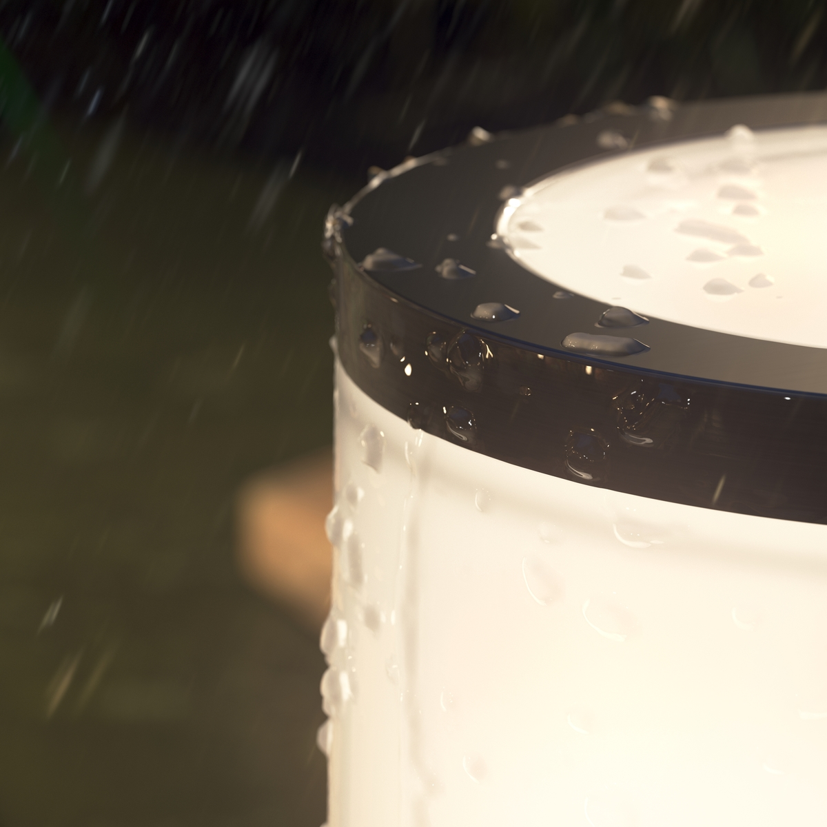 Buitenlamp met waterdruppels.