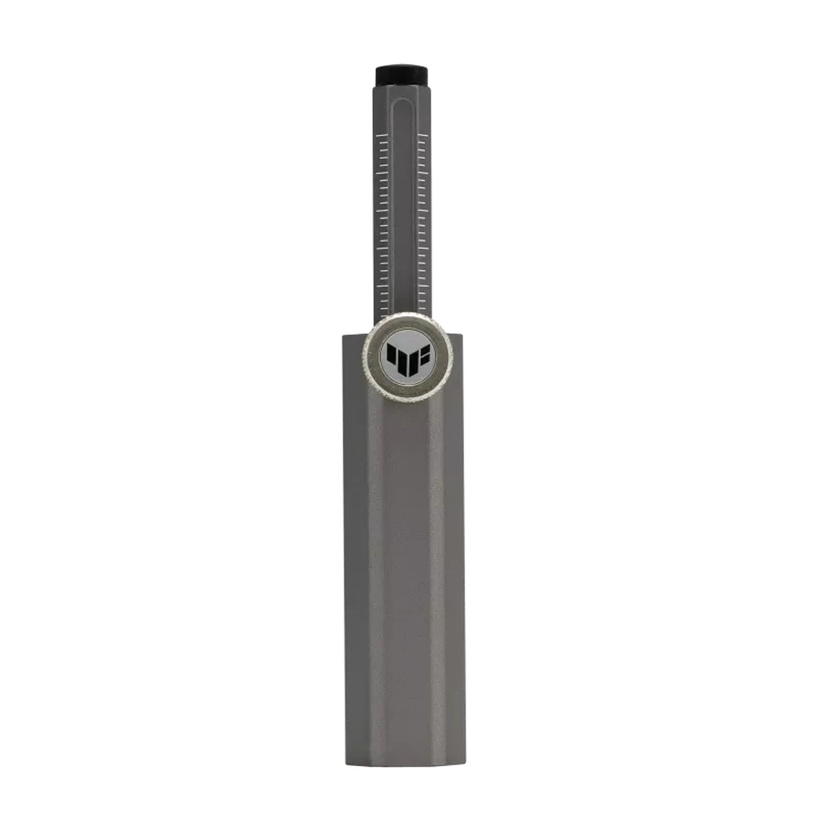 Multi-utensile grigio con segni e una rotella, in piedi, su sfondo bianco.