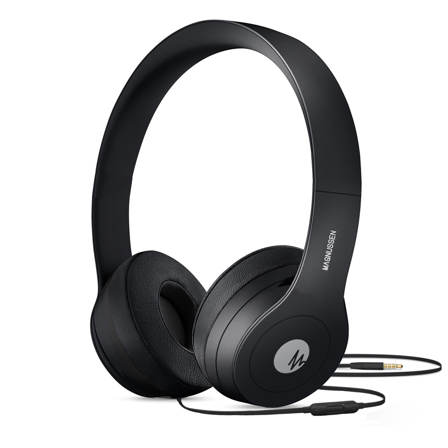 Auriculares negros con el nombre de la marca y el logotipo, fondo blanco.