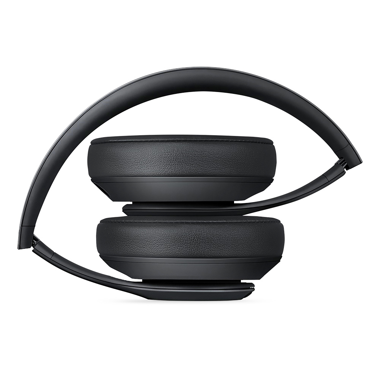 Auriculares negros plegados sobre sí mismos. Los auriculares son visibles.