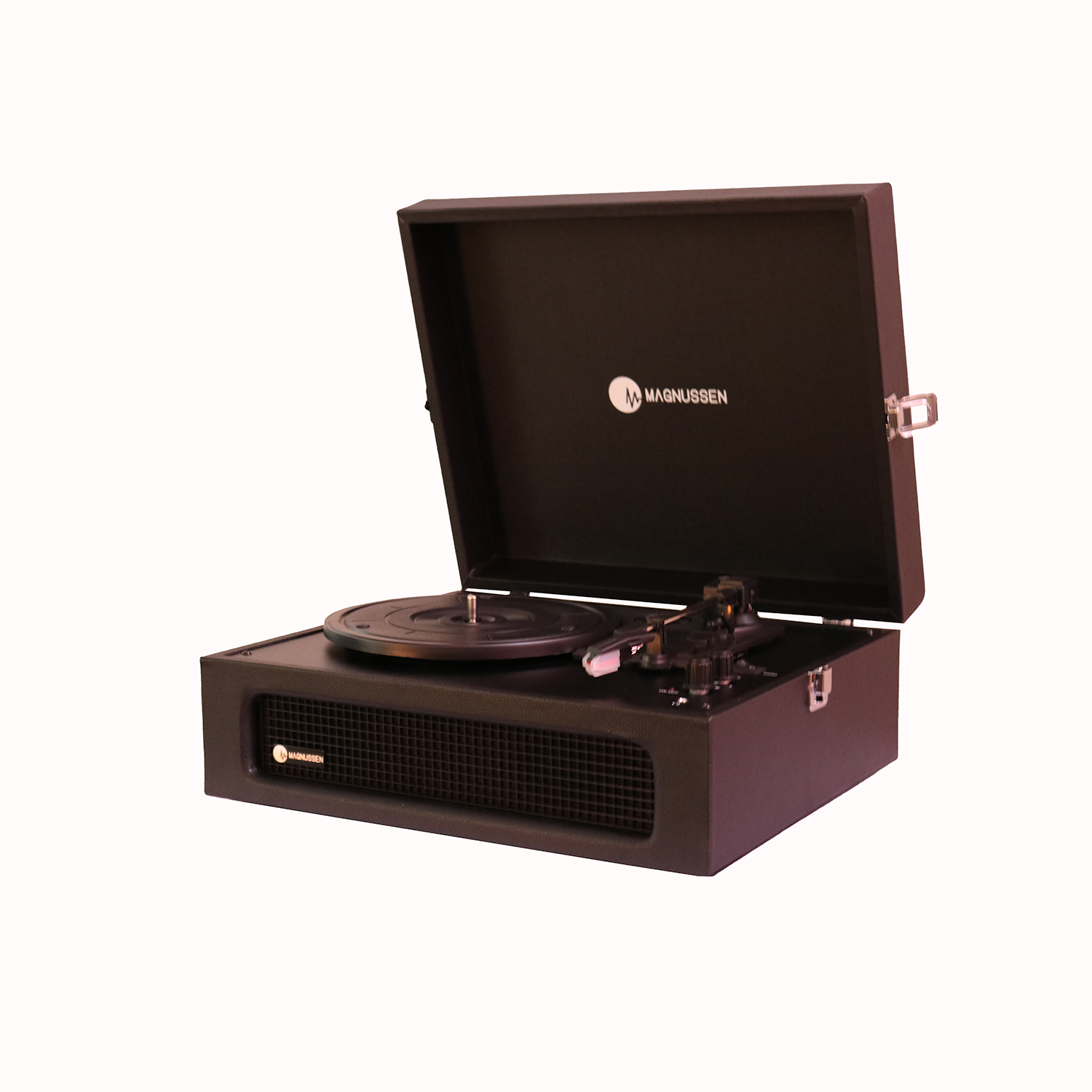 Tocadiscos negro con tapa abierta. La marca es "Magnussen". Fondo negro.