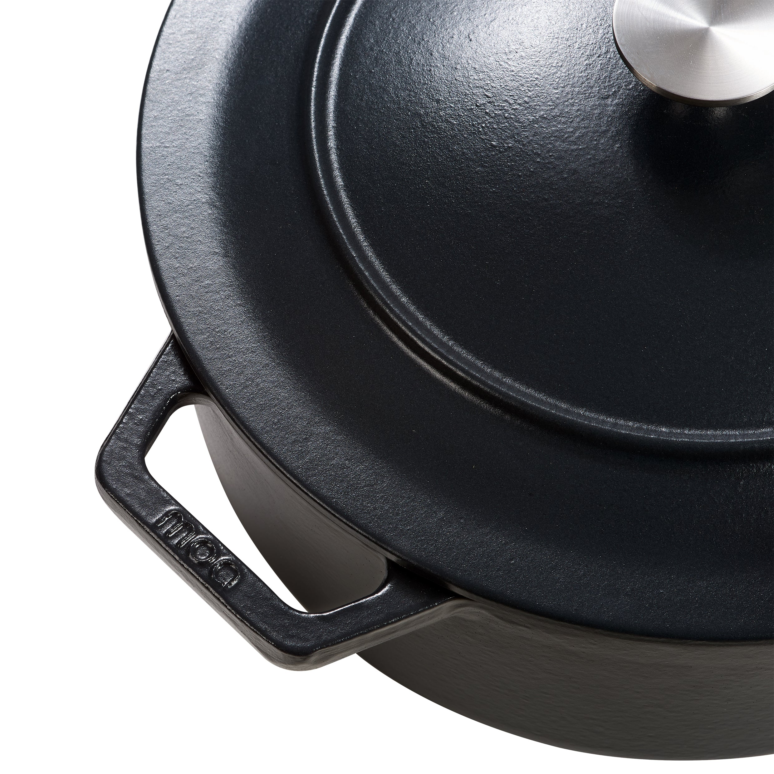 Zwarte gietijzeren pot met een deksel. Er is een handvat aan de zijkant en het Moa-logo.