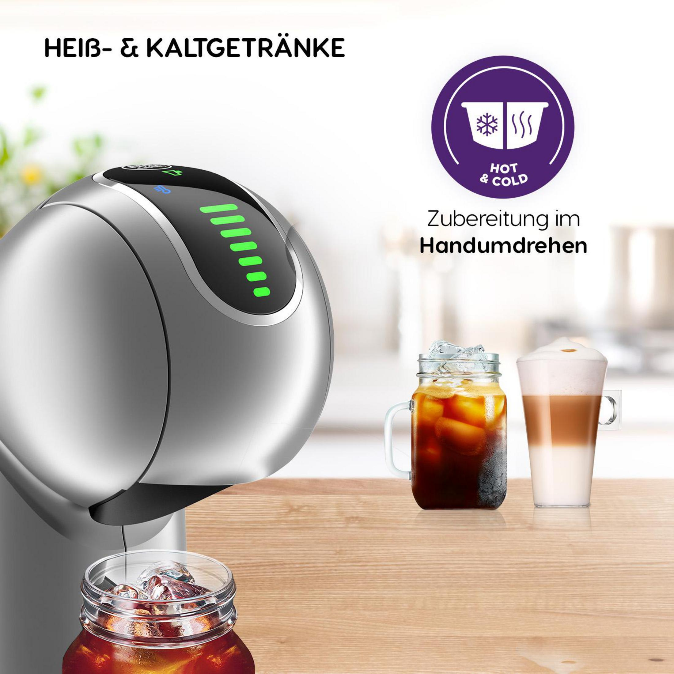 Eine silberne Kaffeemaschine mit Eiskaffee und Latte Macchiato auf einem Holztisch.