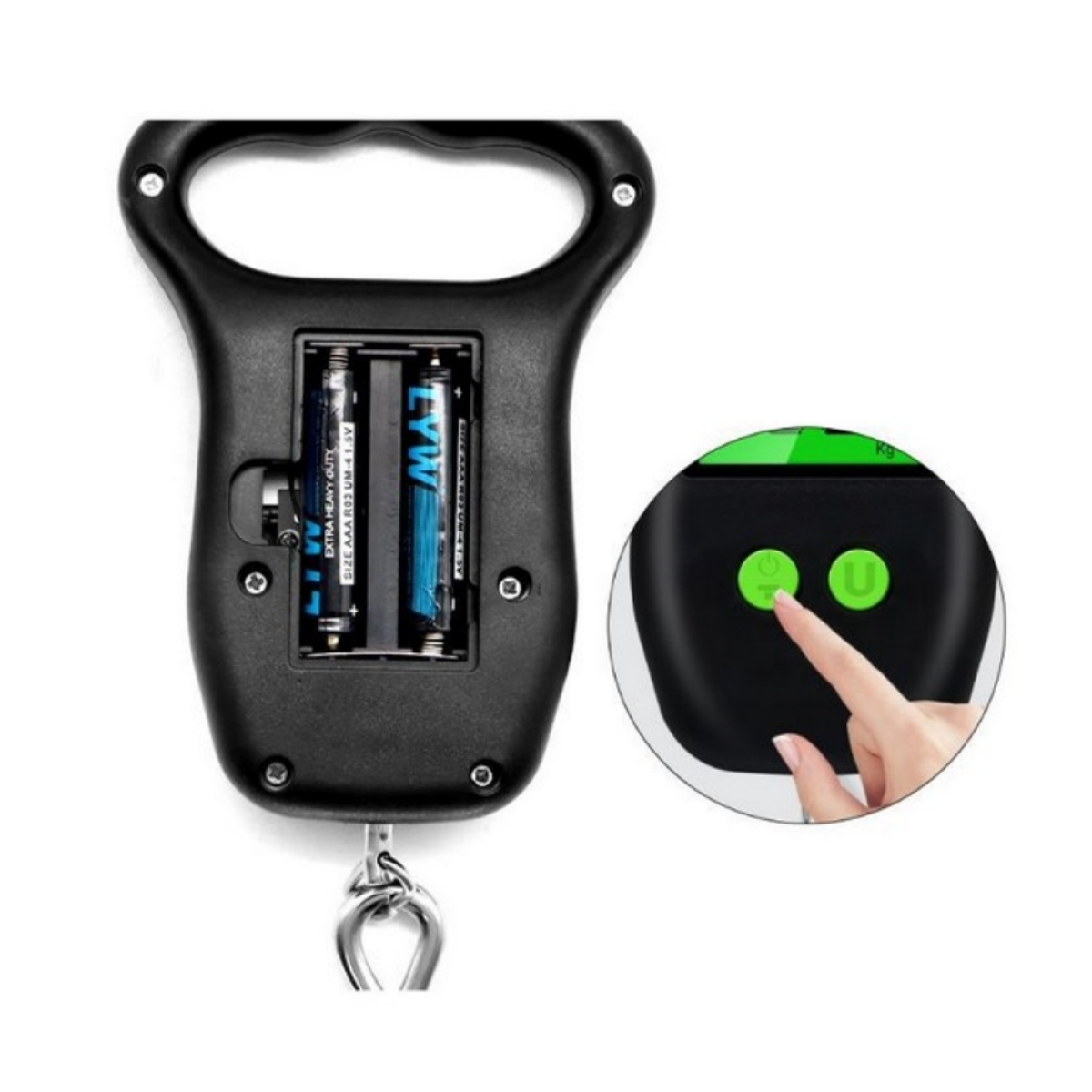 Schwarze Handwaage. Zwei Batterien sind sichtbar. Eine Hand berührt einen Knopf.
