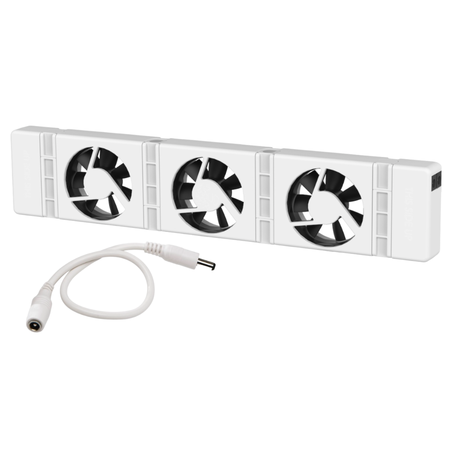 Białe prostokątne urządzenie z trzema wentylatorami. Dołączony biały kabel z wtyczką.