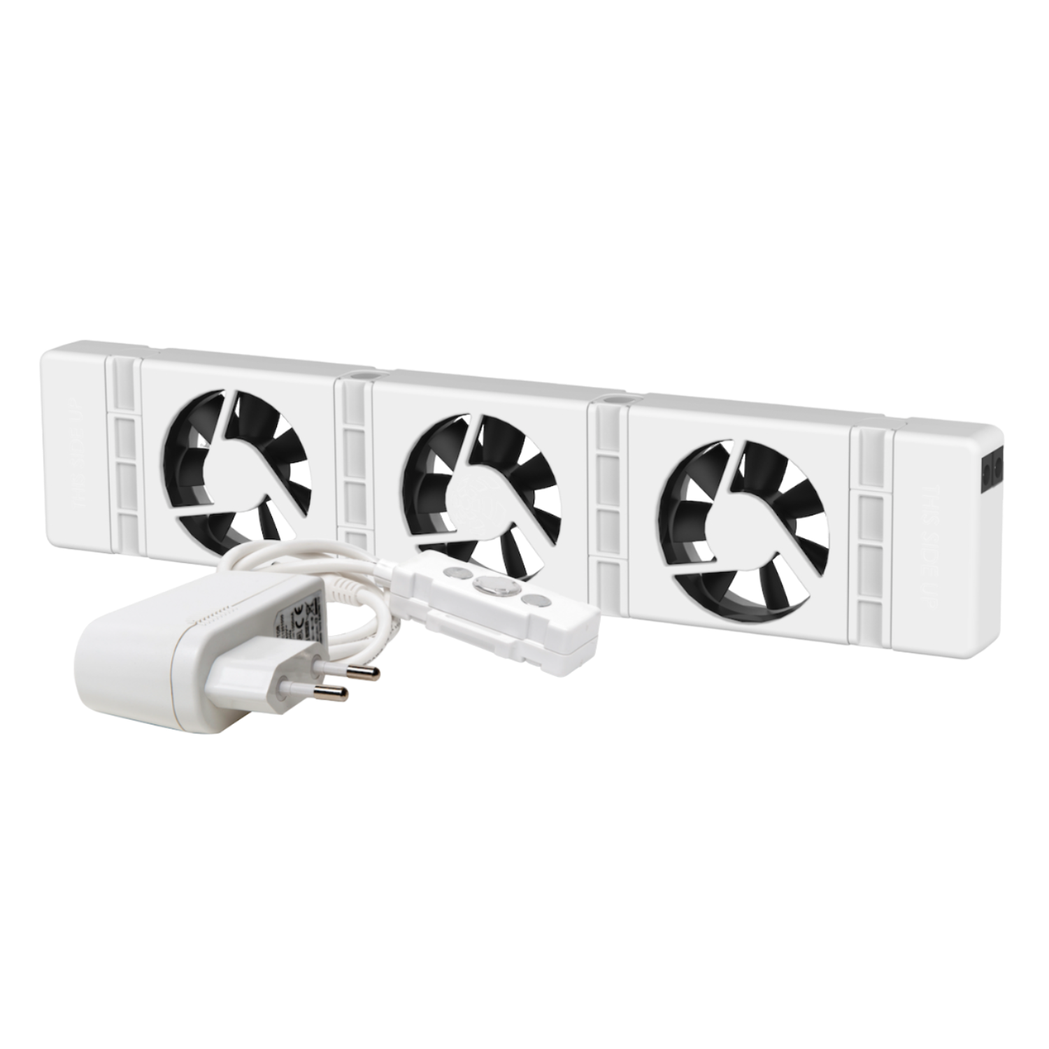Biała chłodziarka powietrza z trzema wentylatorami i adapterem, białe tło. Czarne łopatki w środku.