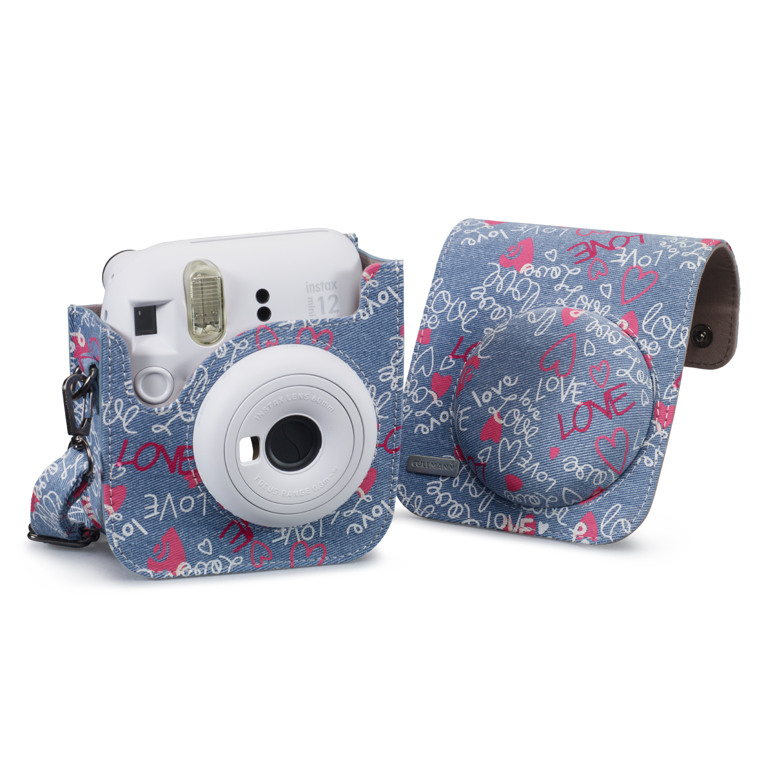 Eine weiße Instax Kamera in einer Jeans-Hülle. Eine zweite Hülle ist geöffnet, beide mit Love-Design.