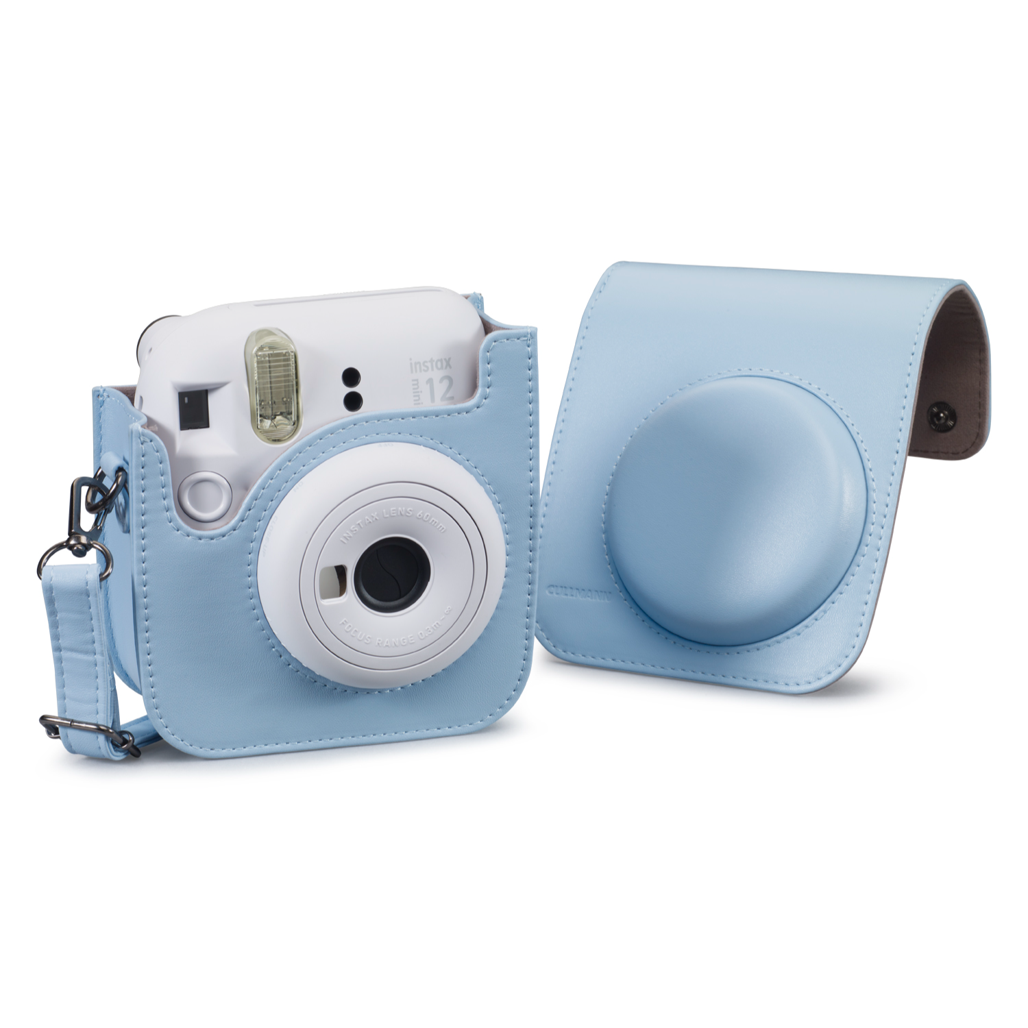 Eine hellblaue Instax-Kamera in einer passenden Hülle mit Riemen, auf weißem Hintergrund.