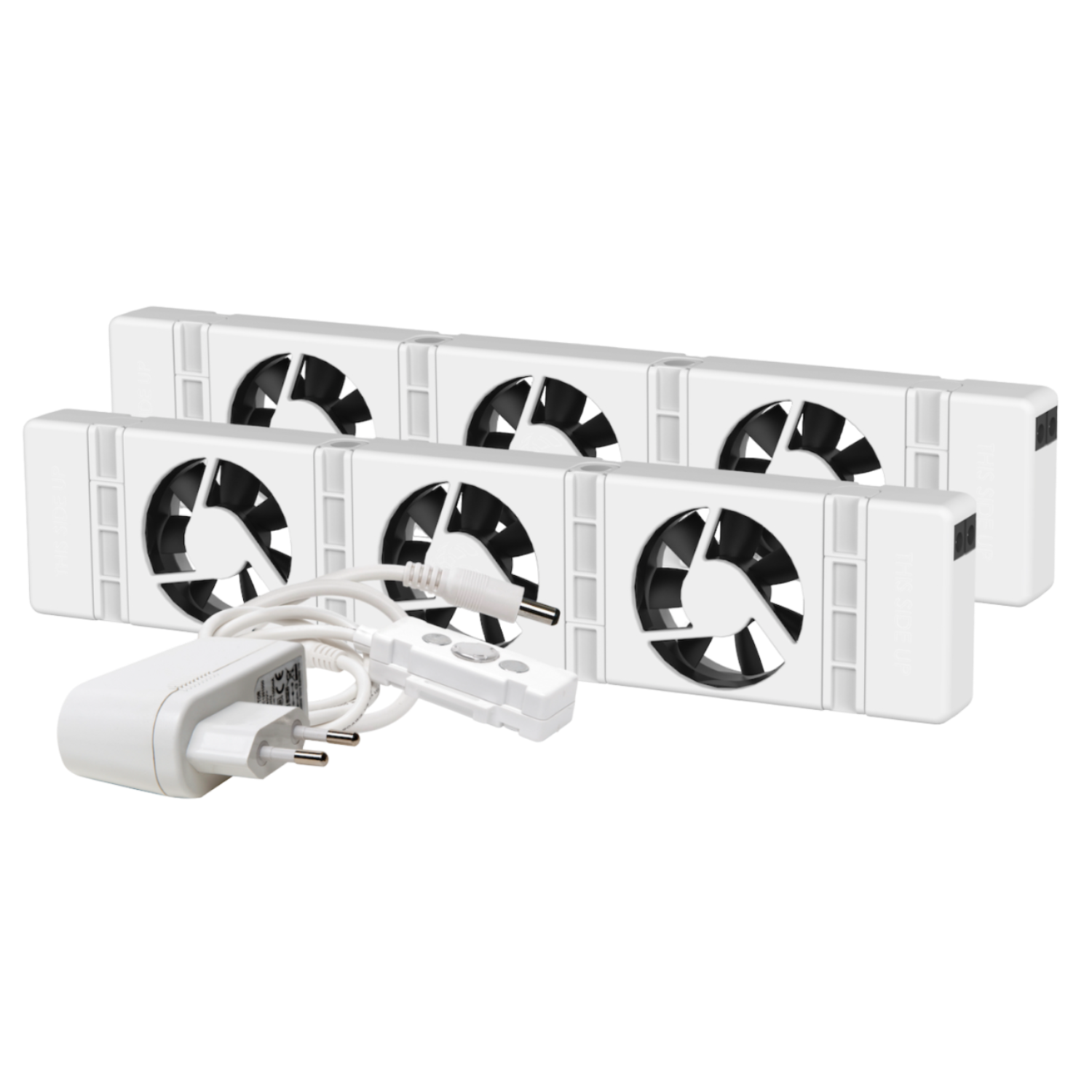 Białe wentylatory chłodzące z czarnymi łopatkami. Wiele wentylatorów z zasilaczem i kablem na białym tle.