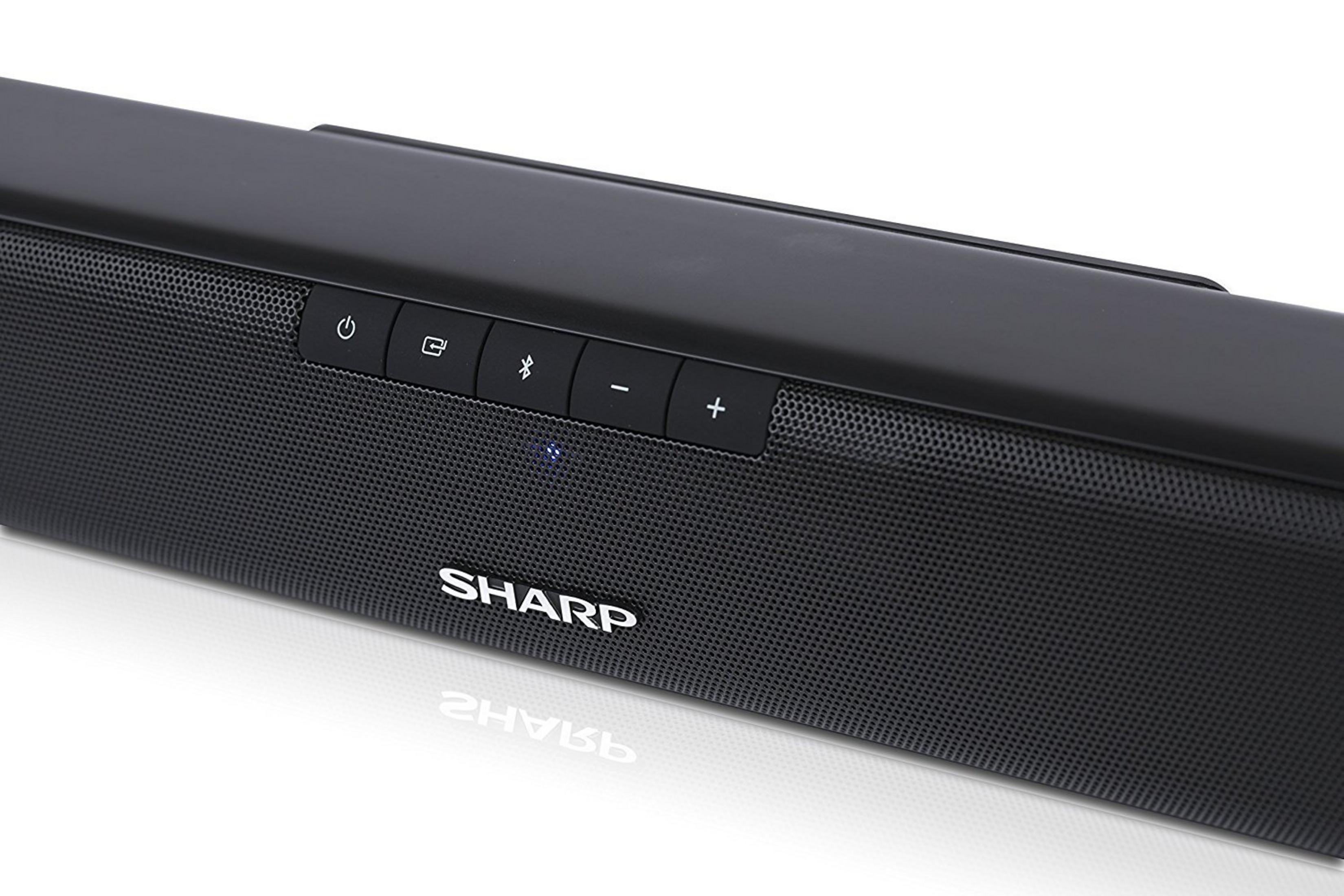Czarny soundbar z przyciskami na górze i logo Sharp z przodu. Tło jest białe.
