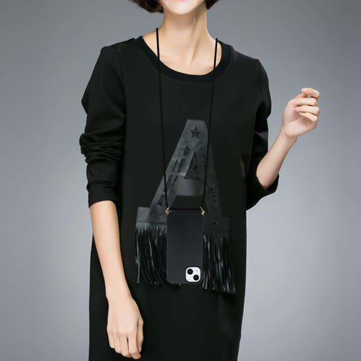 Frau trägt ein schwarzes Kleid mit einer Handytasche an einer Halskette.
