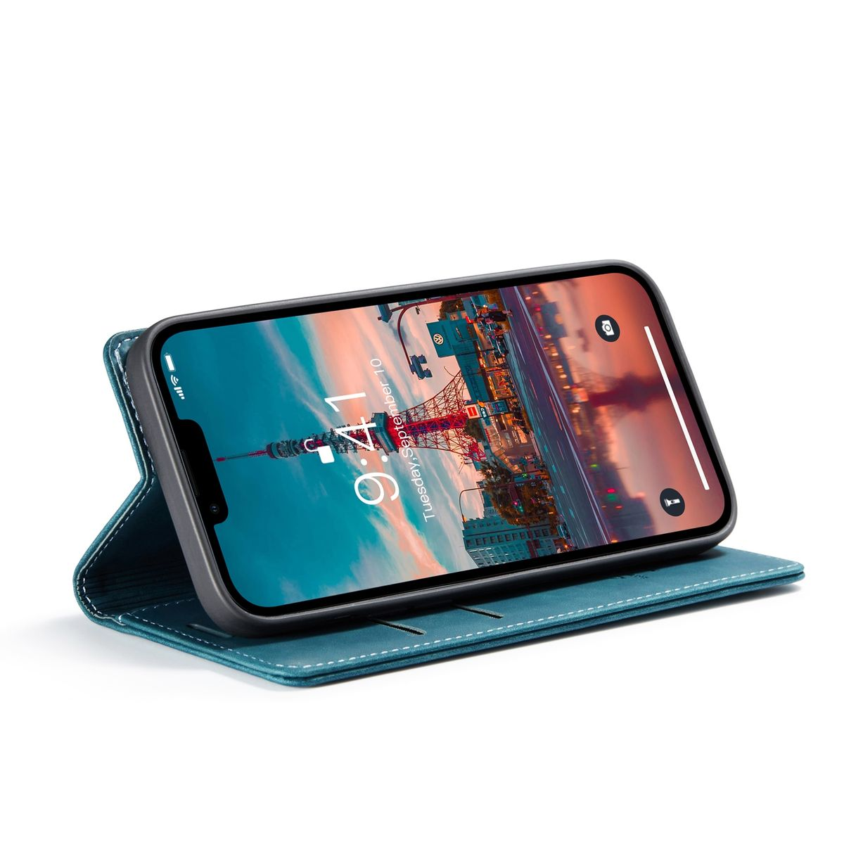 Ein Smartphone mit blauer Hülle, das eine Stadtansicht zeigt. Das Telefon ist offen, auf weißem Hintergrund.