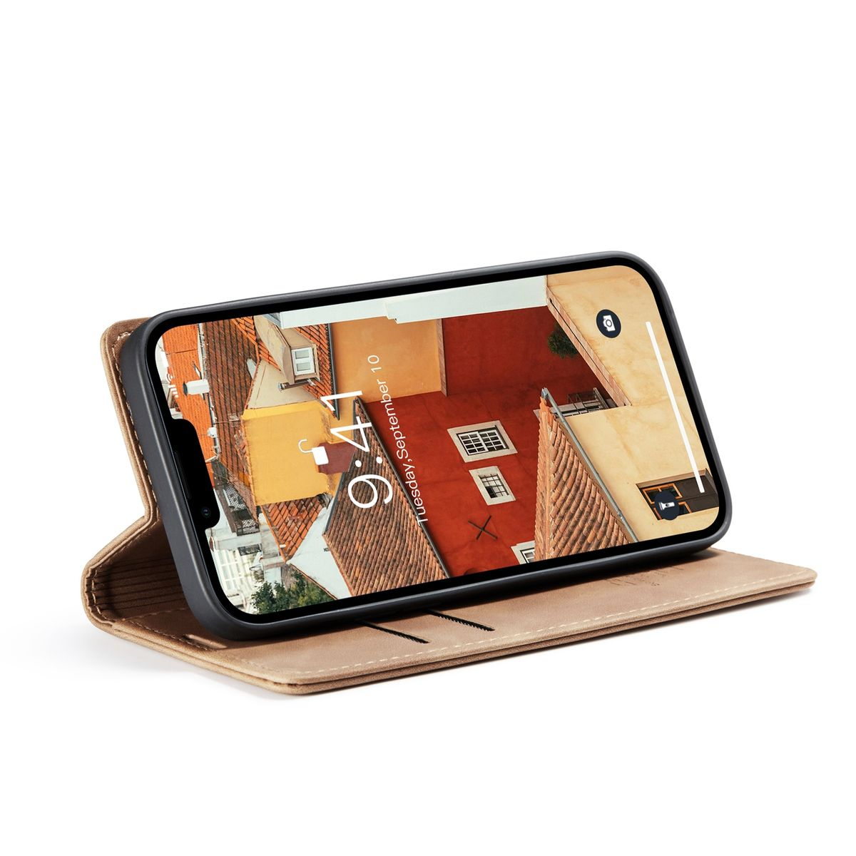 Ein Smartphone in einer braunen Lederhülle, geöffnet, um eine Straßenszene anzuzeigen.