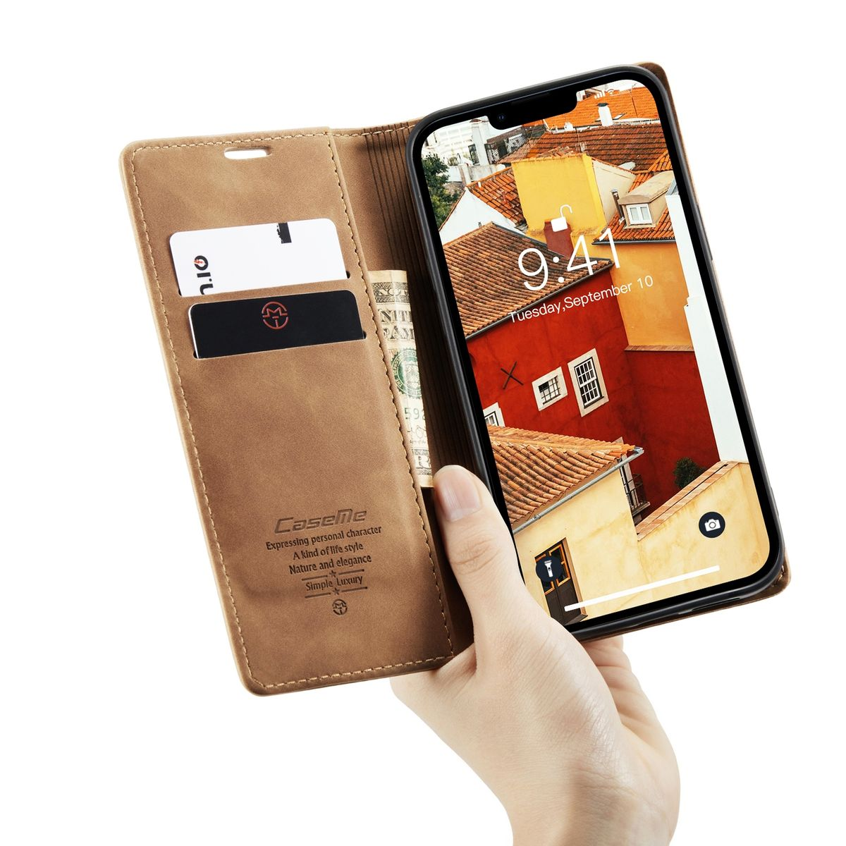Eine Hand, die ein Telefon in einer braunen Hülle hält, mit Karten und Geld sichtbar.