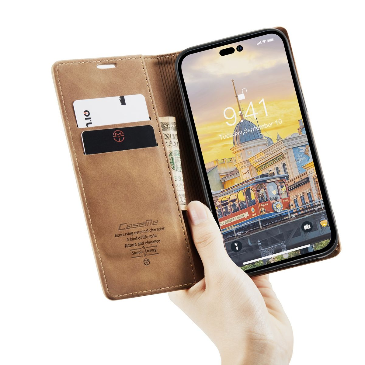 Handyhülle mit Telefon darin. Die Hülle ist braun. Das Telefon zeigt eine Karte und Karten an.