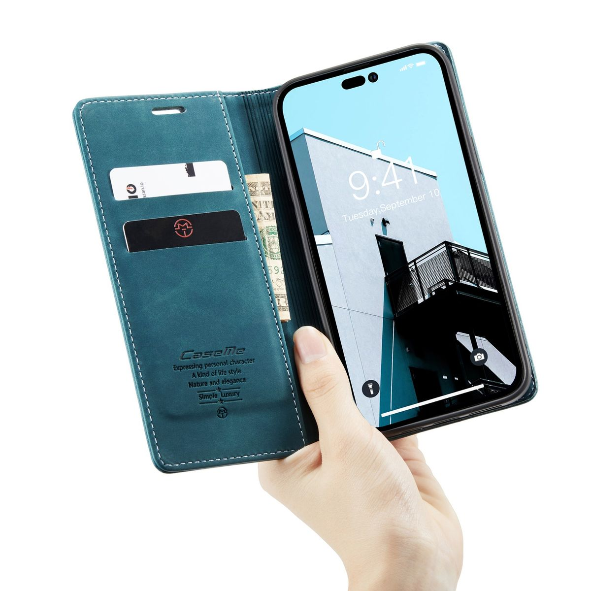 Hand hält Smartphone in teal-farbenem Lederetui. Das Telefon zeigt einen Startbildschirm.
