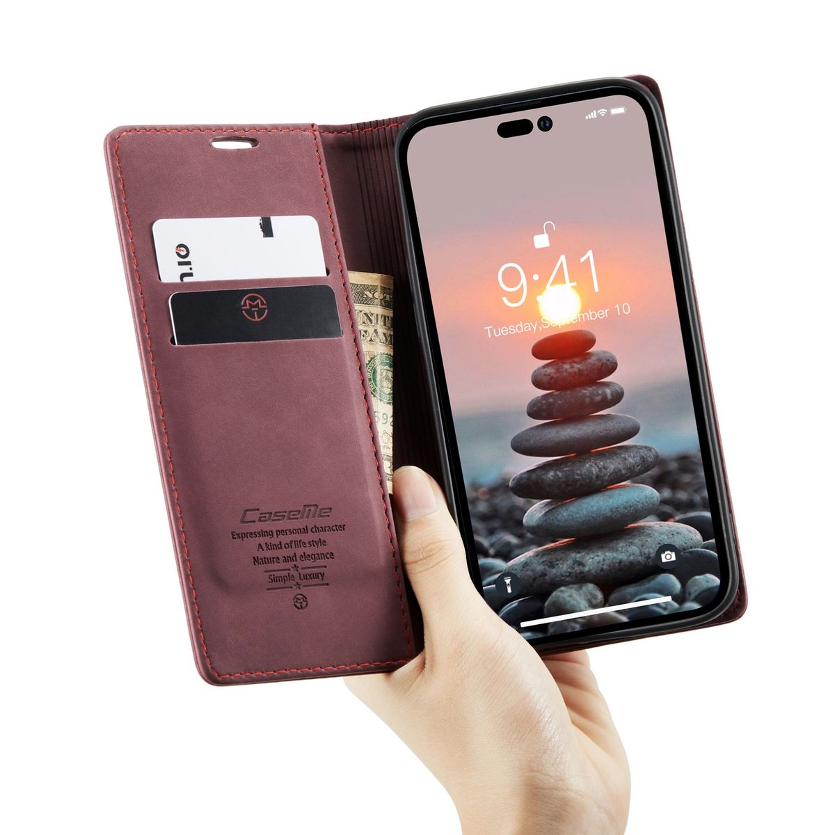 Eine Hand hält eine Handyhülle mit einem Telefon darin. Die Hülle ist weinrot und das Telefon zeigt Strand.