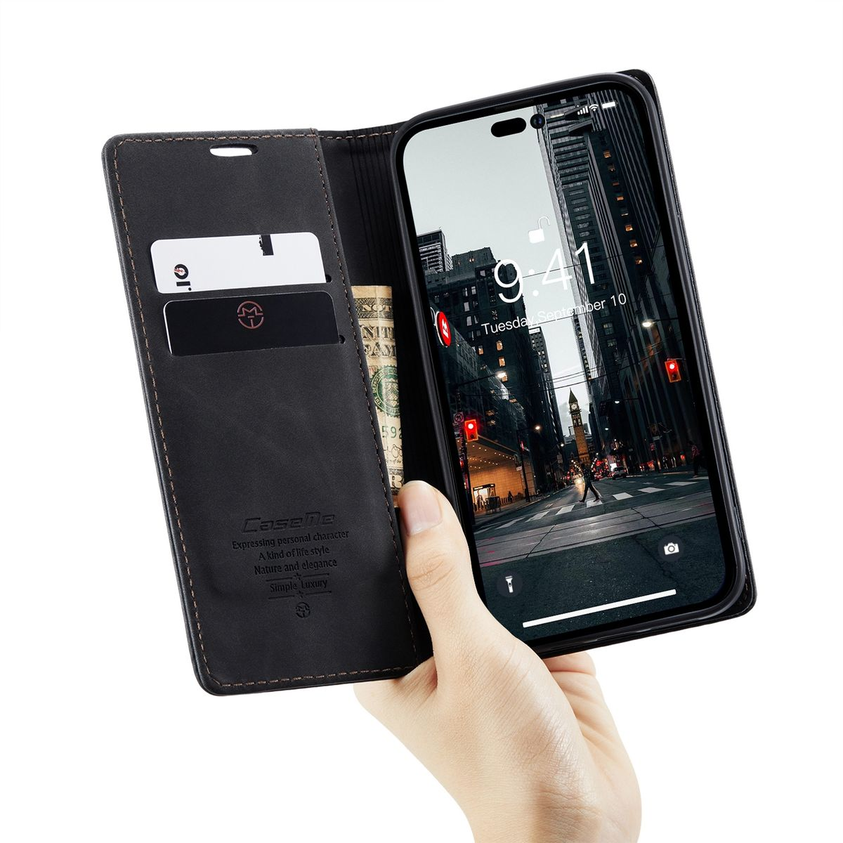 Eine Hand, die ein Telefon in einer schwarzen Lederhülle hält. Das Telefon zeigt eine Stadtszene.