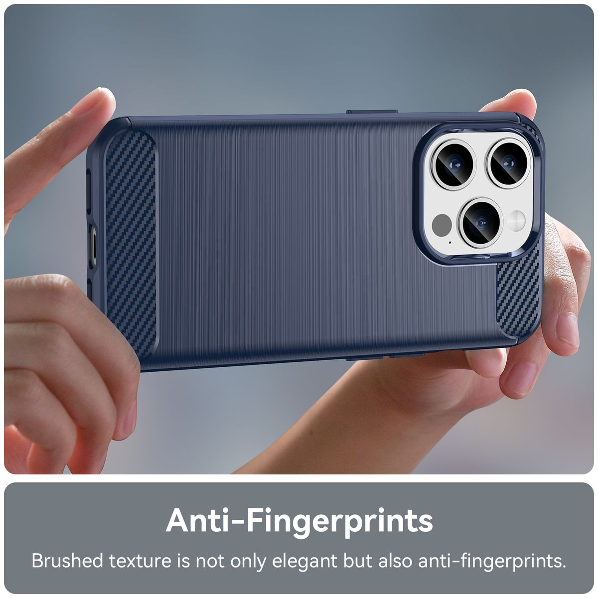 Ein marineblaues Handycase, das von Händen gehalten wird, mit strukturierter Rückseite. Text: 'Anti-Fingerprints'.