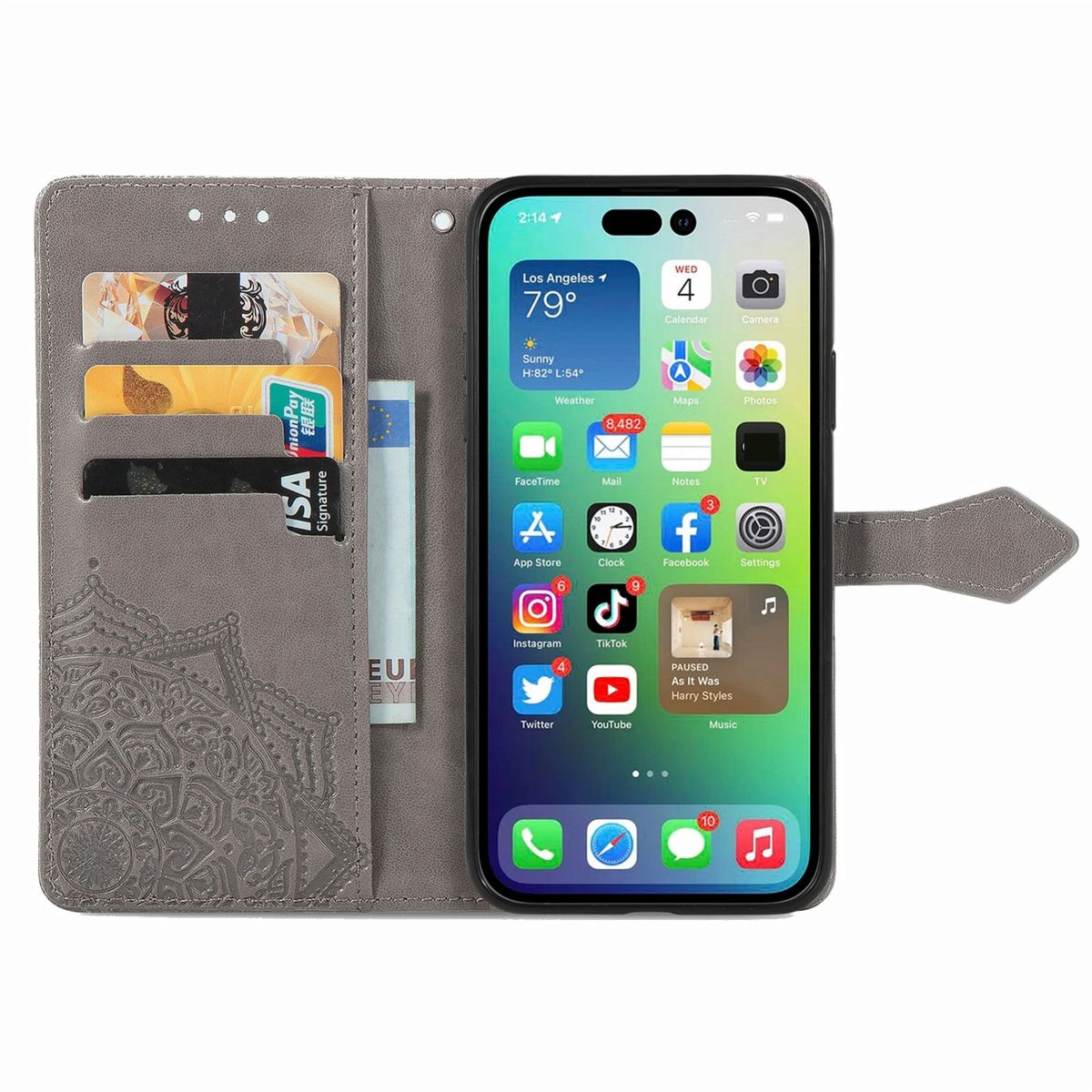Ein Smartphone in einer grauen Brieftaschentasche, das App-Symbole und Geldscheine anzeigt.