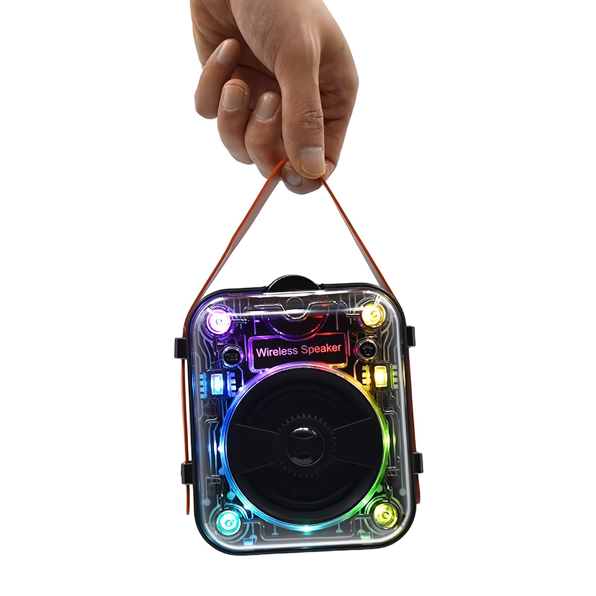 Mano sosteniendo un altavoz inalámbrico transparente con luces de colores. Asa naranja. Fondo blanco.