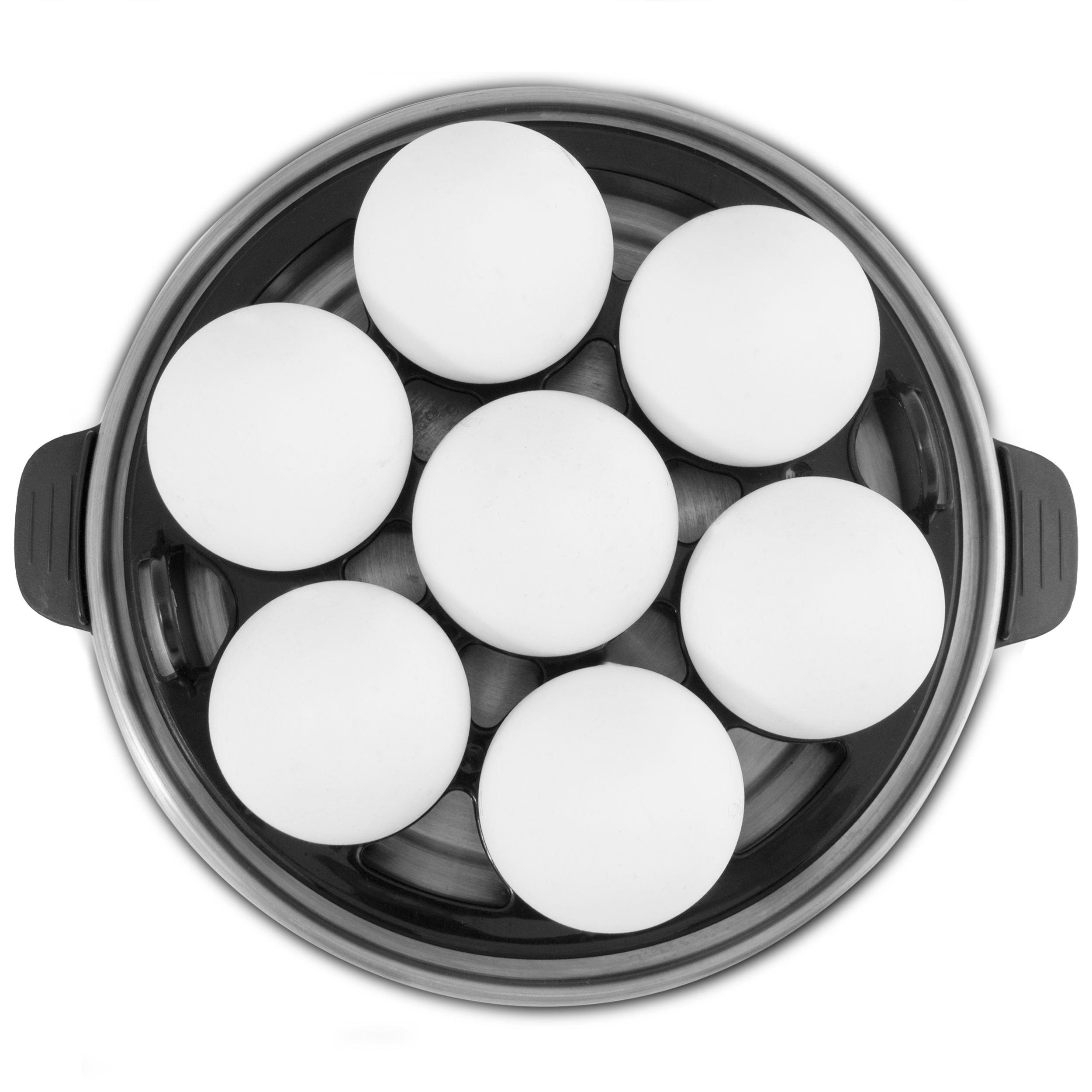Huevos en una vaporera de huevos, dispuestos en círculo, sobre fondo blanco.