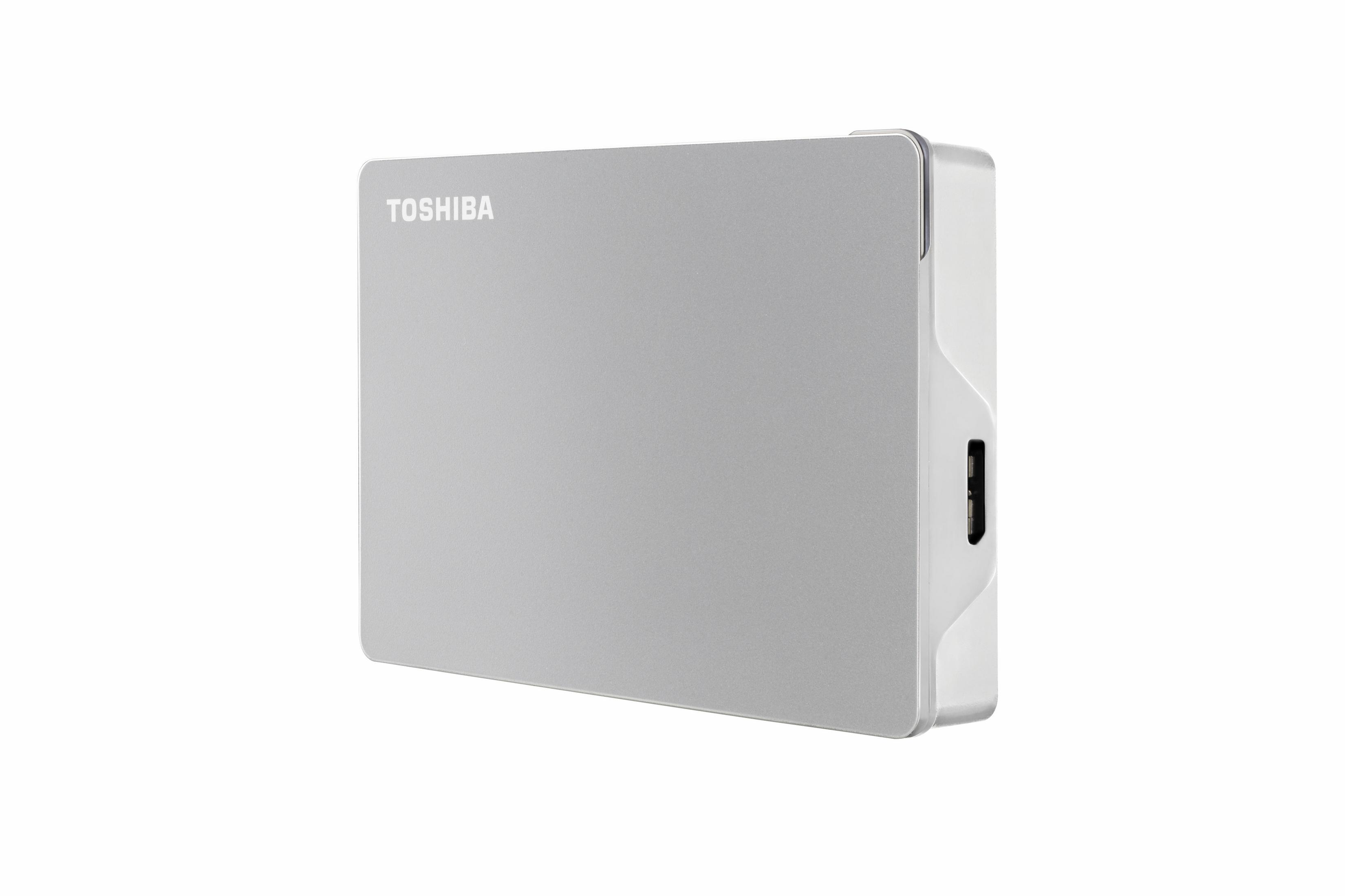 Un disco duro externo plateado de Toshiba, en ángulo, sobre fondo blanco, mostrando el logotipo de Toshiba.