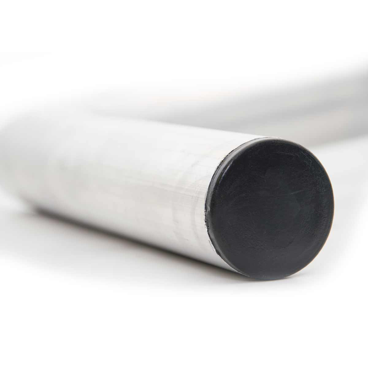 Nahaufnahme eines Metallstangenendes mit schwarzer Gummikappe. Weißer Hintergrund, Fokus auf der Kappe.