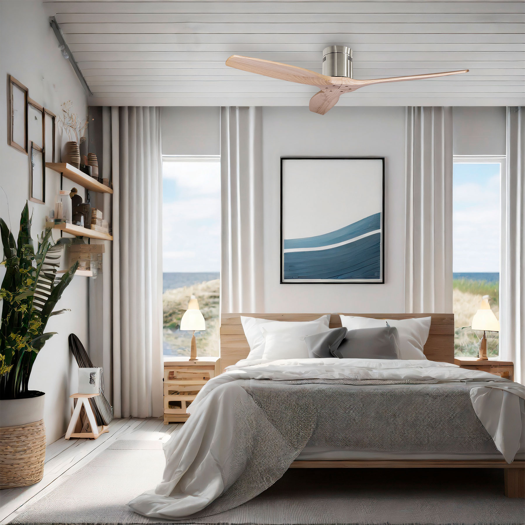 Dormitorio con cama, cortinas y ventilador de techo. Obra de arte en la pared. Muebles de madera clara.