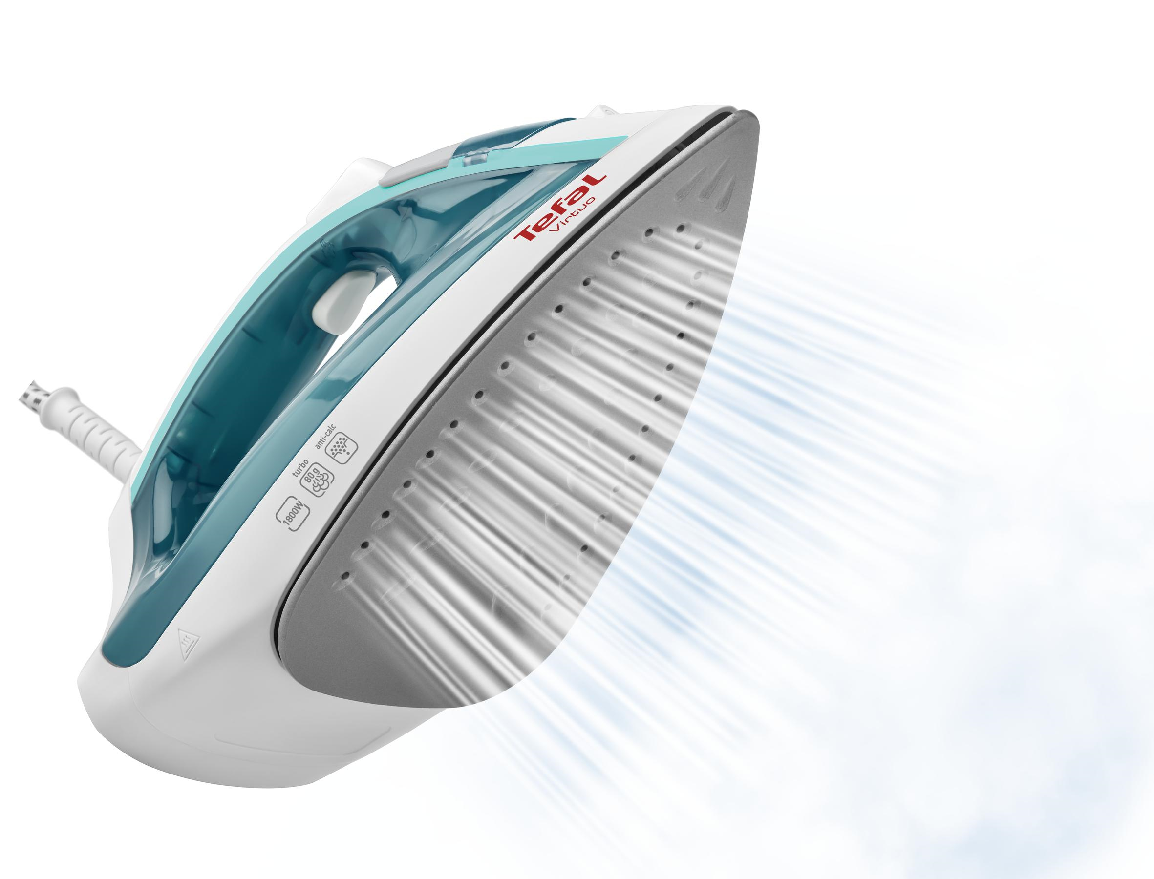 Żelazko, białe i turkusowe, parujące w górę. Żelazko jest na białym tle.