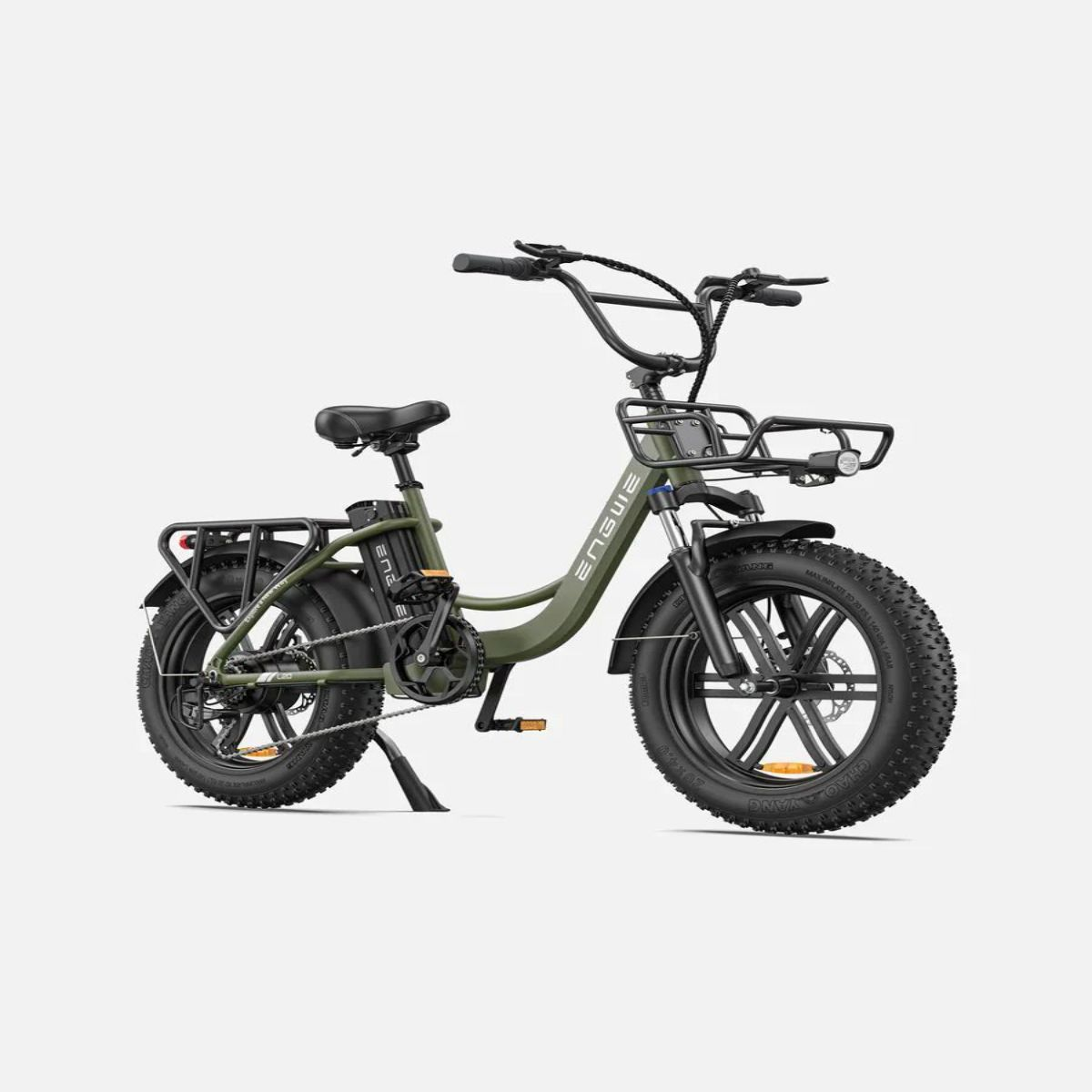 Bicicletta elettrica verde con un cestino e un portapacchi. Le gomme sono larghe.