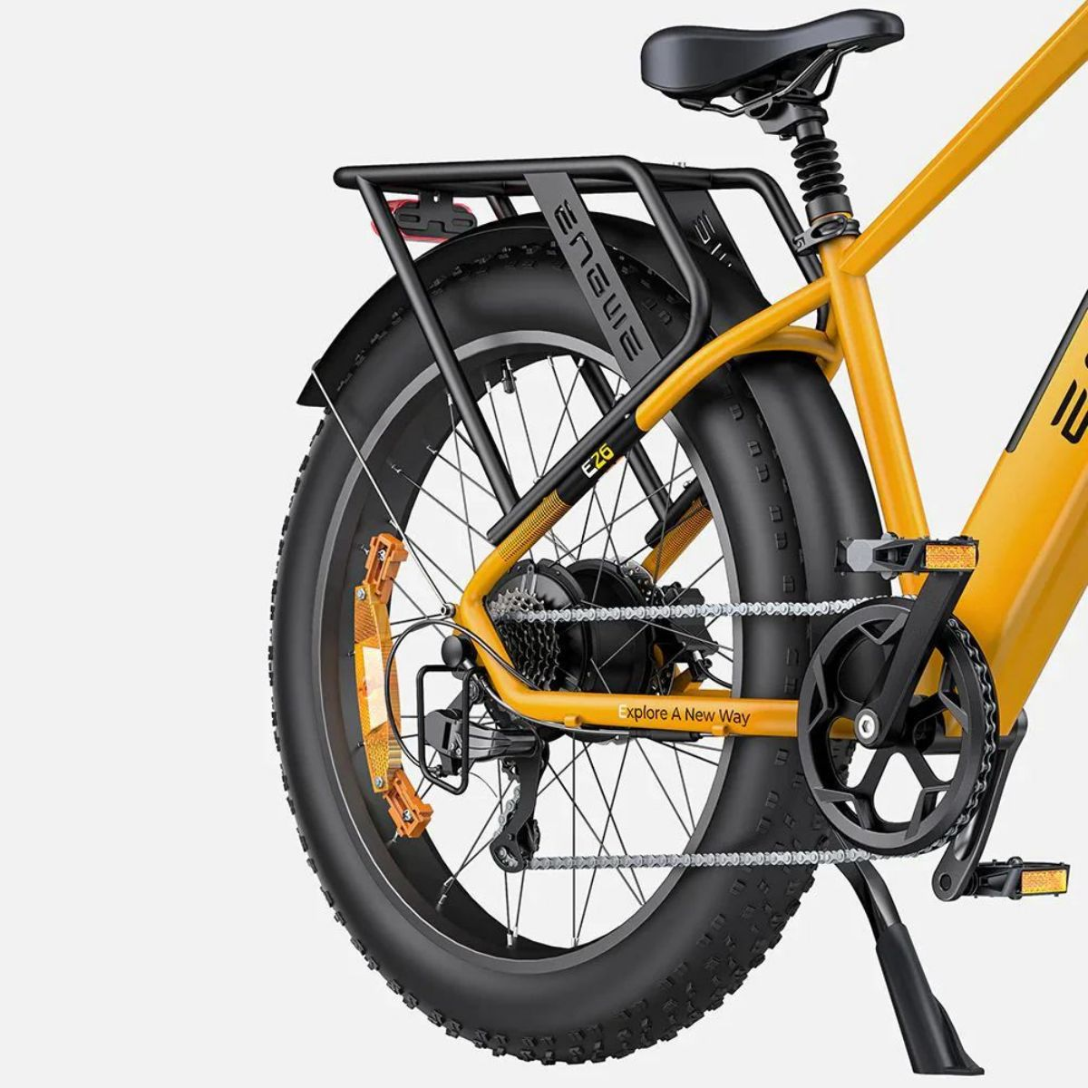 Ruota posteriore di bici elettrica gialla con dettagli arancioni e telaio nero. Sfondo bianco.