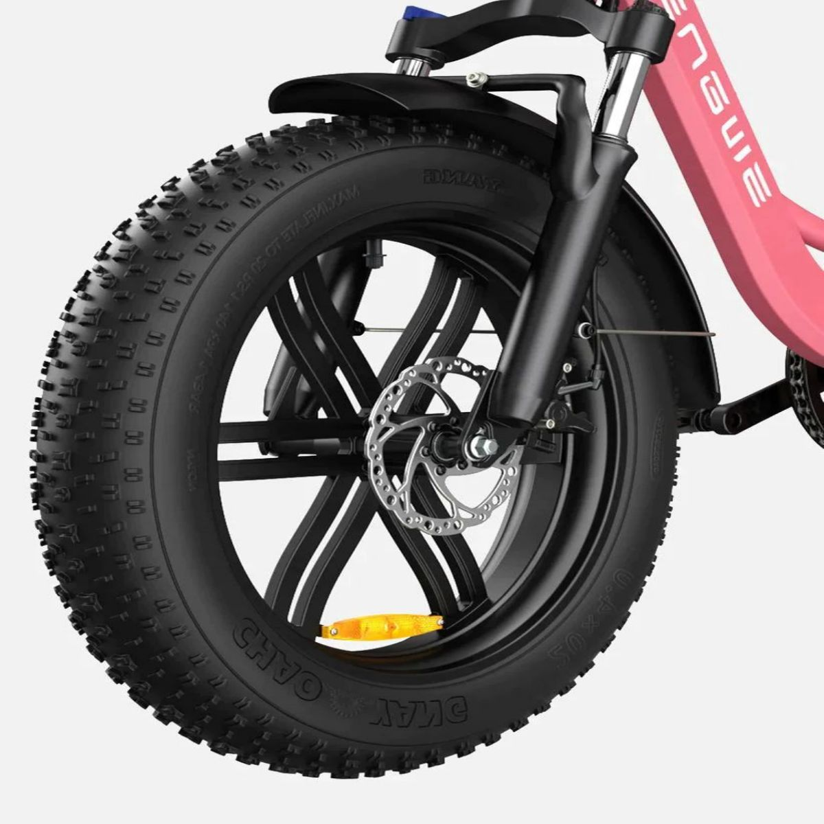 Primo piano della ruota anteriore di una bicicletta rosa. Lo pneumatico è nero e scolpito.