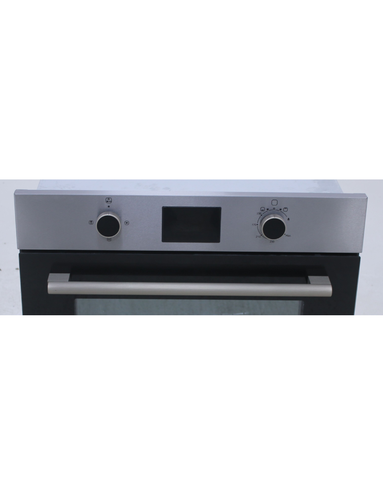 Horno con parte superior metálica, mandos de control y puerta negra. La puerta tiene un asa.