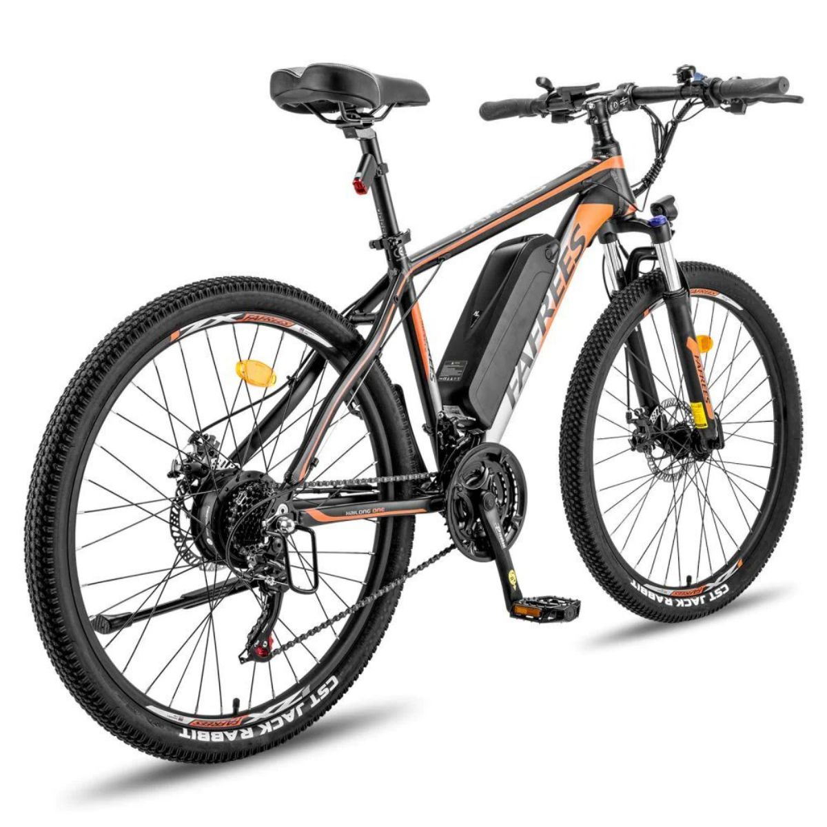 Bicicletta elettrica nera e arancione su sfondo bianco, vista angolata.