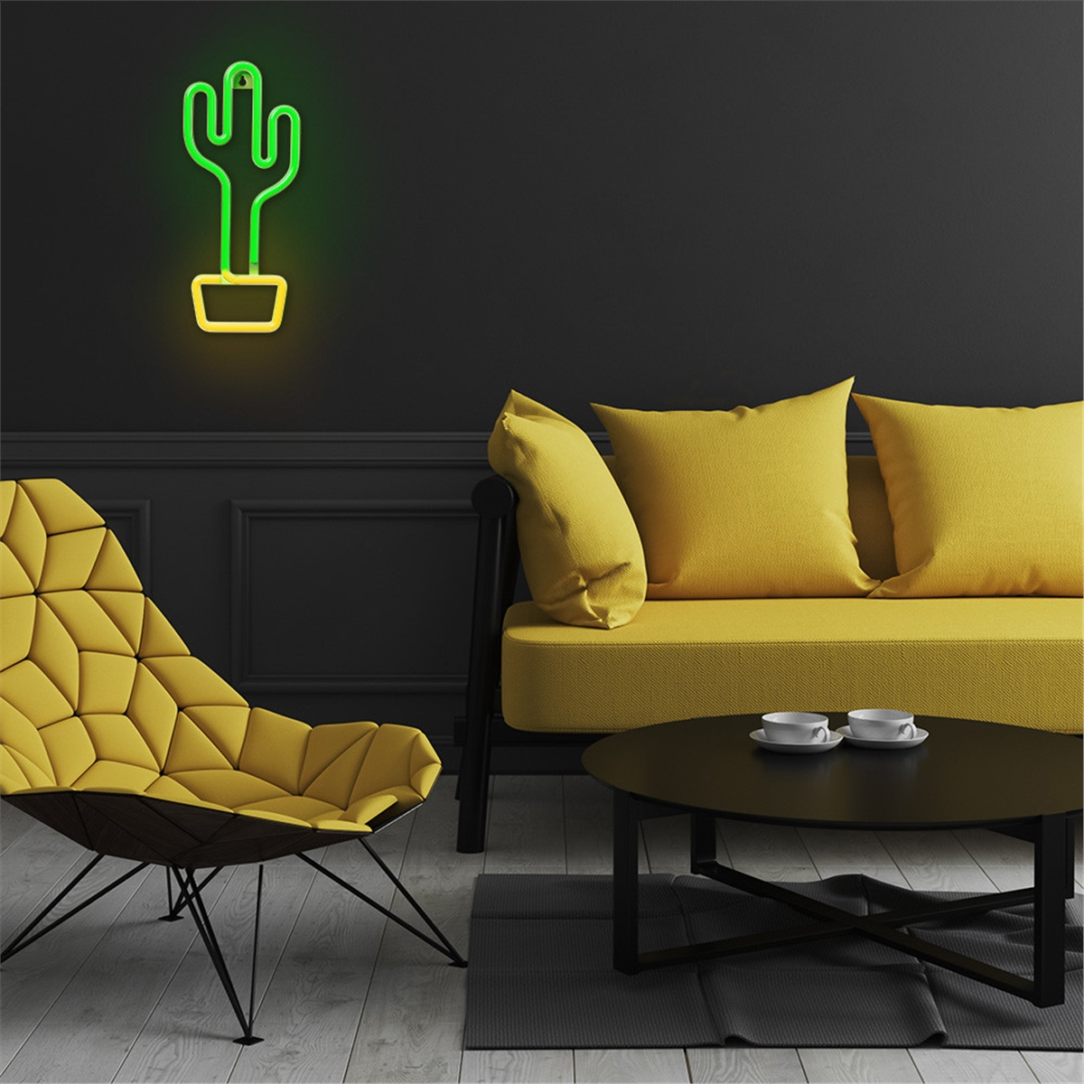 Gelbes Sofa, Stuhl und Tisch mit Neon-Kaktus an schwarzer Wand.