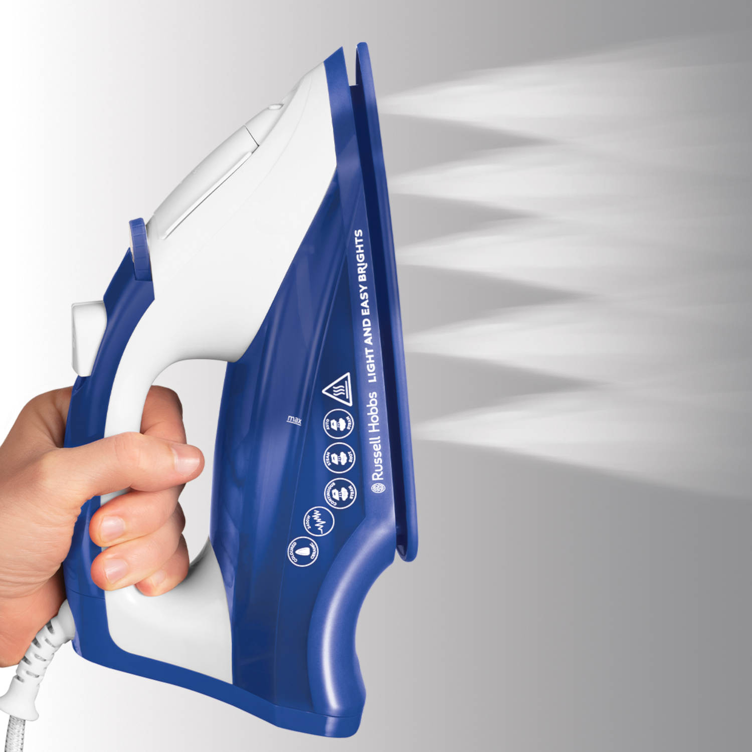 Niebiesko-białe żelazko w użyciu, wytwarzające parę. Trzymane w dłoni na szarym tle.