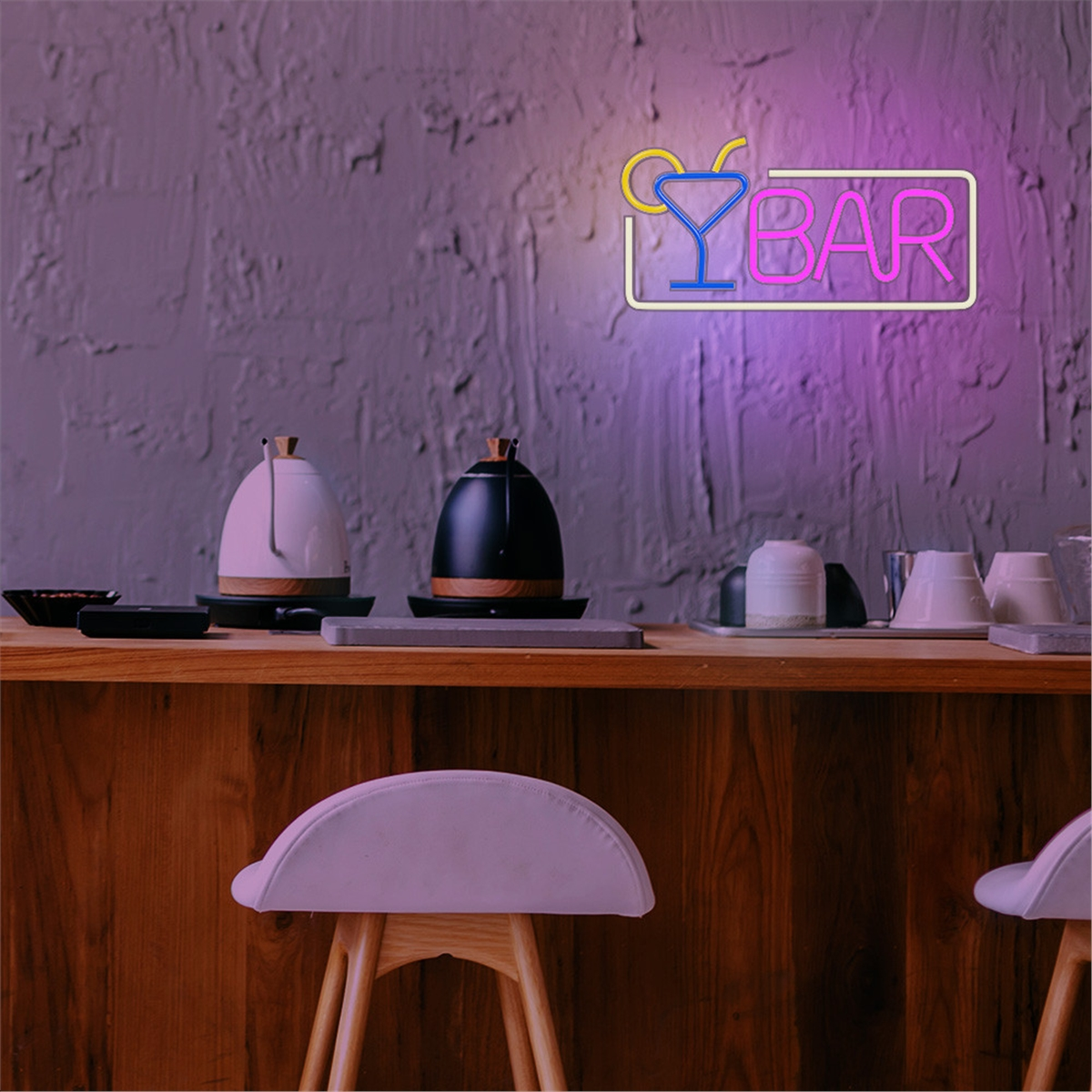 Un letrero de neón que dice BAR. Hay dos teteras y tazas en una barra de madera con taburetes.